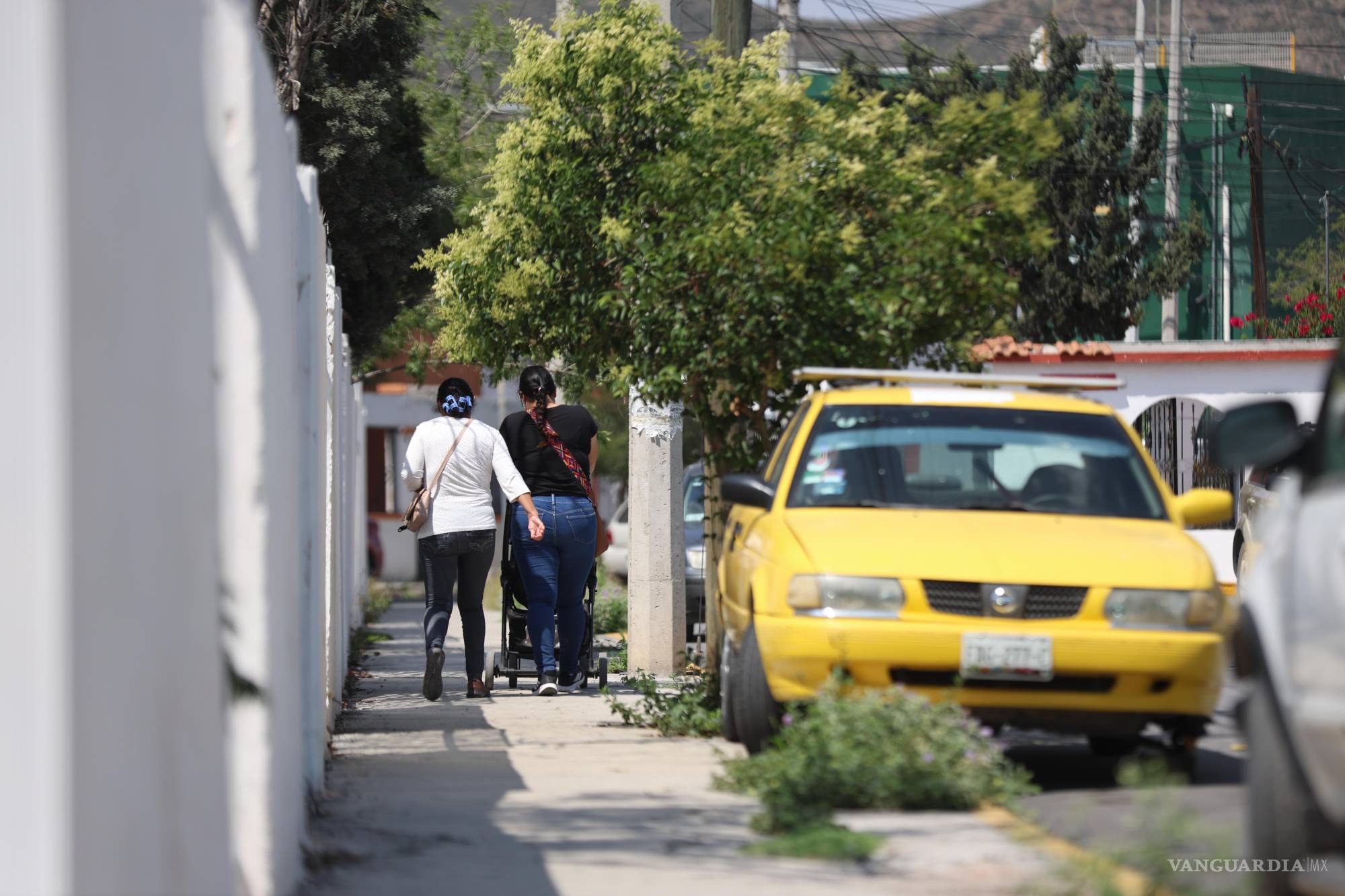 $!Hay conductores que usan la banqueta, o una parte, como el caso de la foto, para estacionarse.
