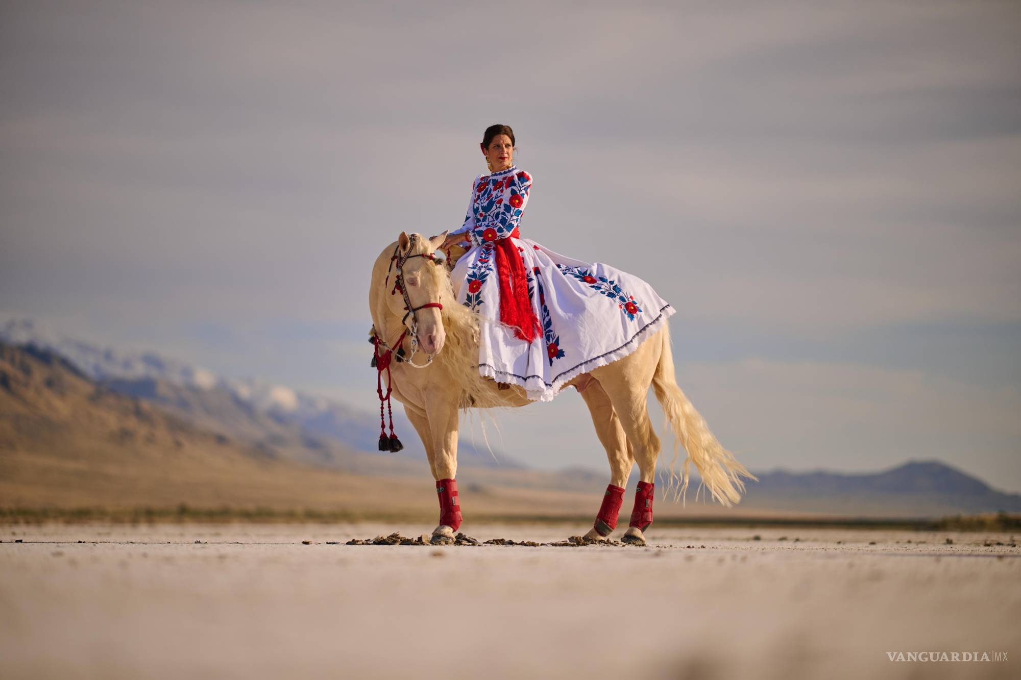 $!Justine, esposa de Tomás Garcilazo, porta con orgullo el traje típico mexicano mientras monta a caballo. Originaria de Francia, se ha convertido en pieza clave del espectáculo familiar que difunde la tradición charra en el mundo.