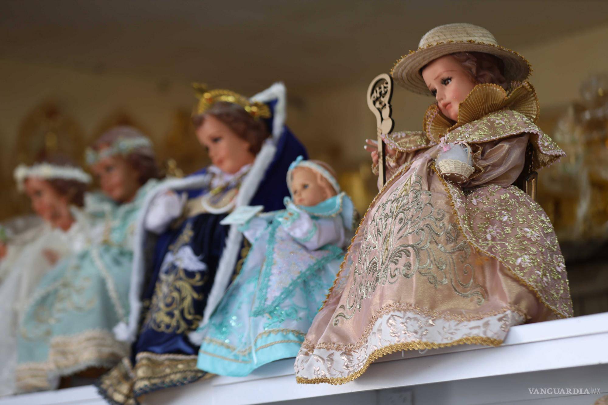 $!Las reparaciones de figuras de Niños Dios son otro servicio esencial que Chris brinda a la comunidad.