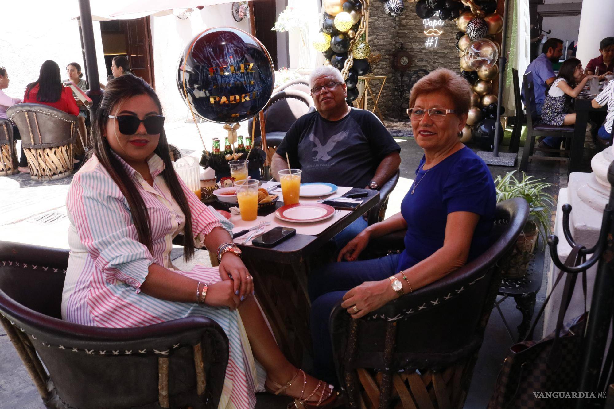 $!Los restaurantes fue punto de reunión para festejar a papá.