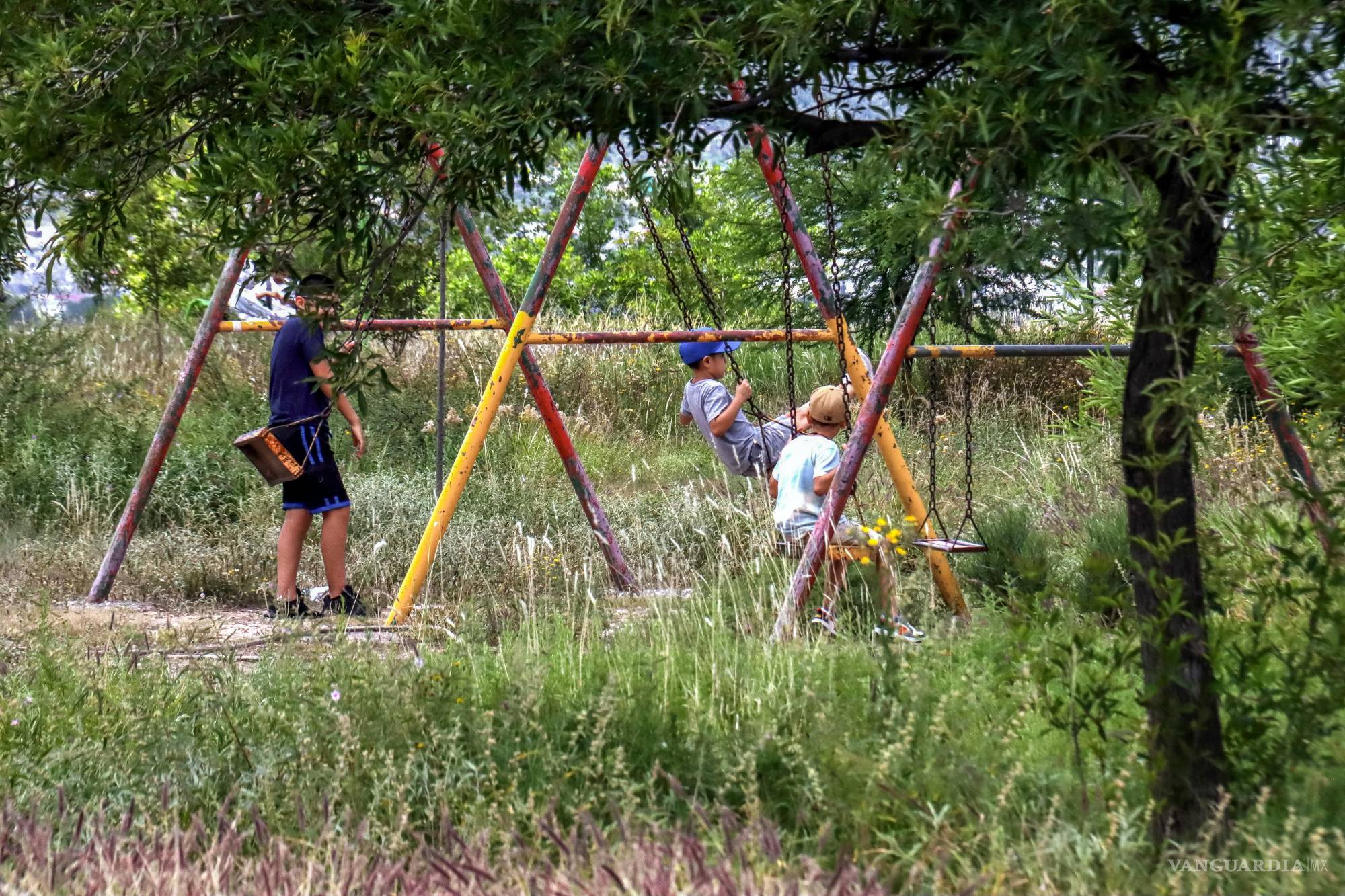 $!A los niños no les importa que los juegos estén en malas condiciones rodeados de maleza crecida. El Parque V. Carranza, al sur de la ciudad, se ha puesto en la mira de la ciudadanía, que lo ve como un buen lugar para salir a divertirse, pero que necesita atención y mantenimiento por parte de la autoridad para que vuelva a las glorias del pasado.