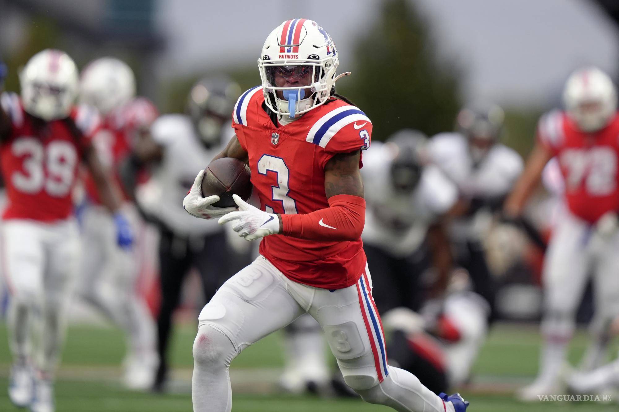 $!Demario Douglas emergió como el blanco favorito de Drake Maye en los Patriots.