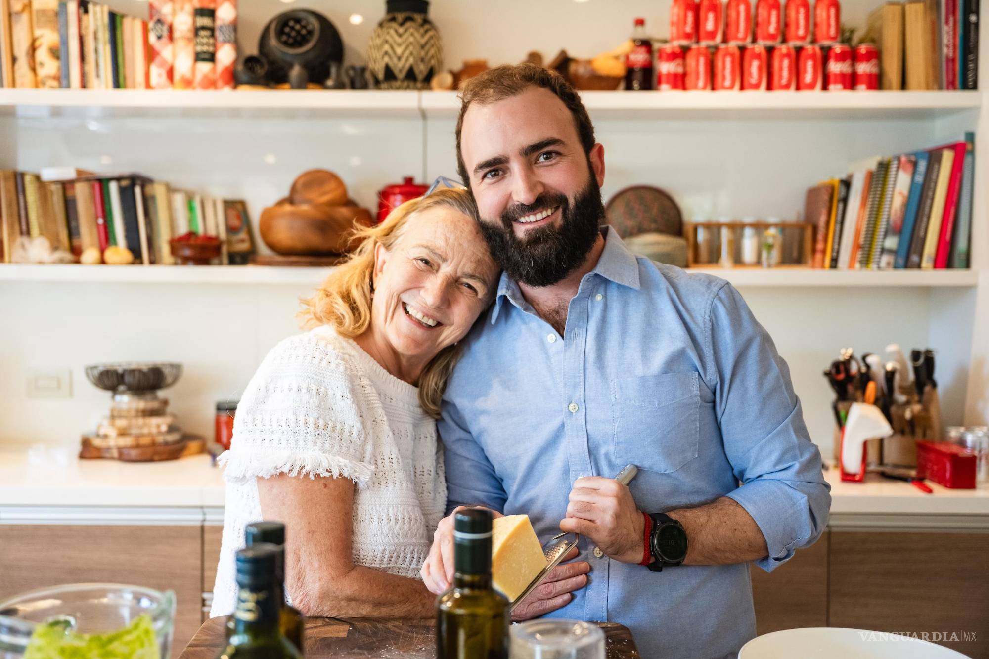 $!El proceso de elaboración del pesto refleja la armonía con la que ambos cocinan.