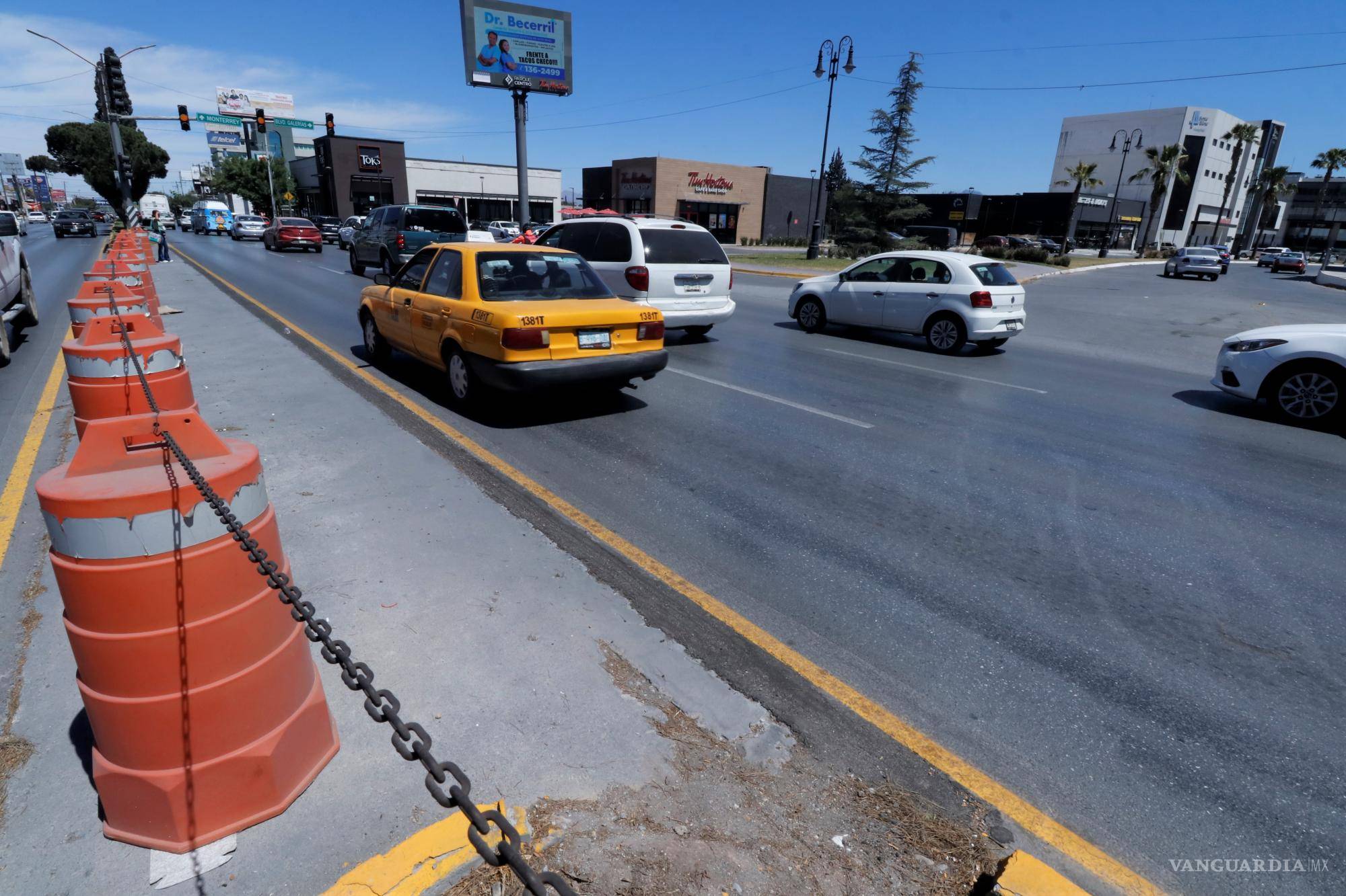$!Desde el 2017 se retiró el camellón central del bulevar Venustiano Carranza, a la altura del bulevar Galerías, y se instalaron semáforos.