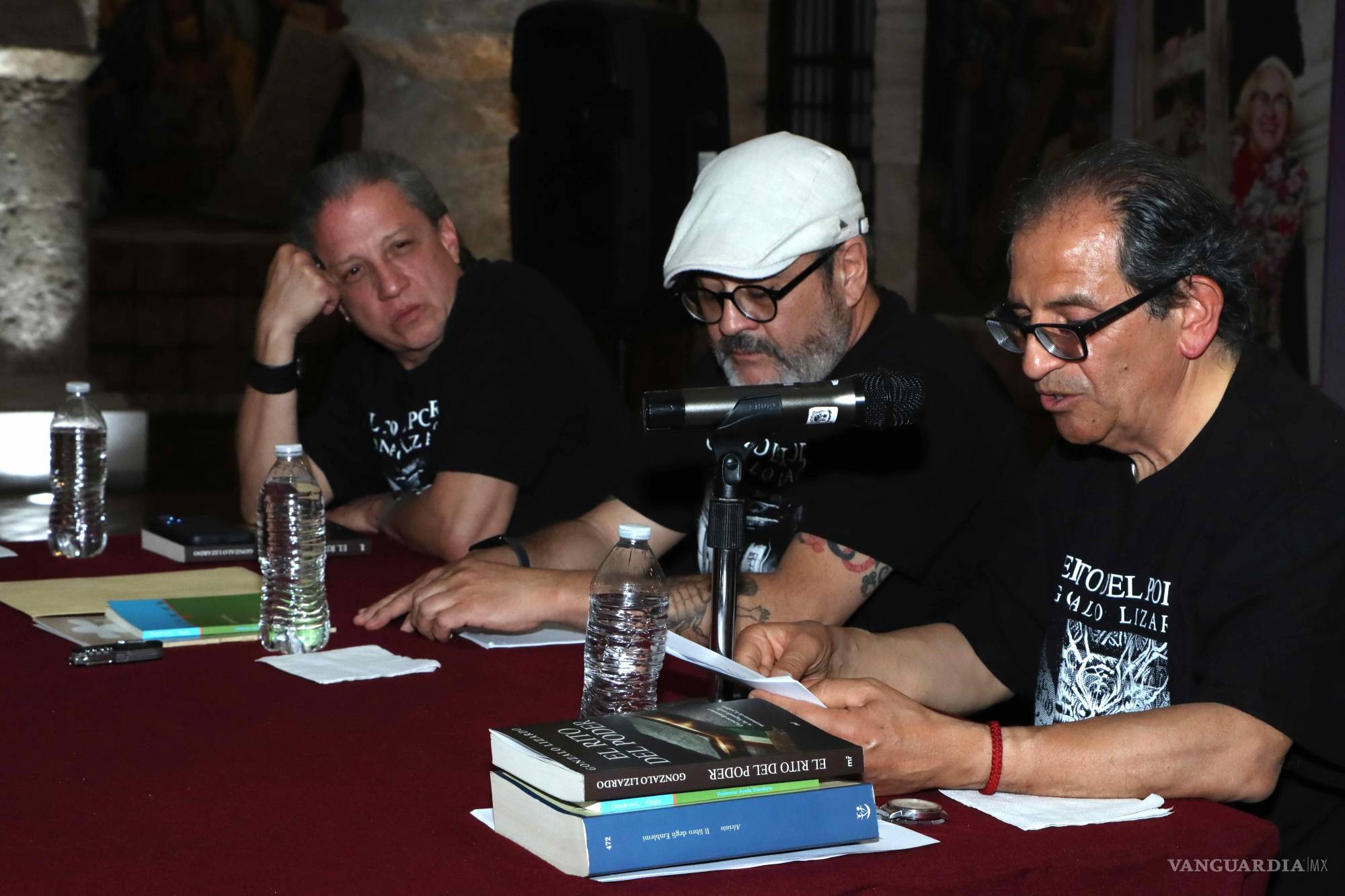 $!Subidas al sistema para la sección VMas cultura, nota del reportero @mmarines. Título: El Rito del Poder Libro Saltillo, Coahuila 06 marzo.Presentación del libro El Rito del Poder de Gonzalo Lizardo realizada por Valdemar Ayala y Carlos Recio en el patio del Centro Cultural Vito Alessio Robles.