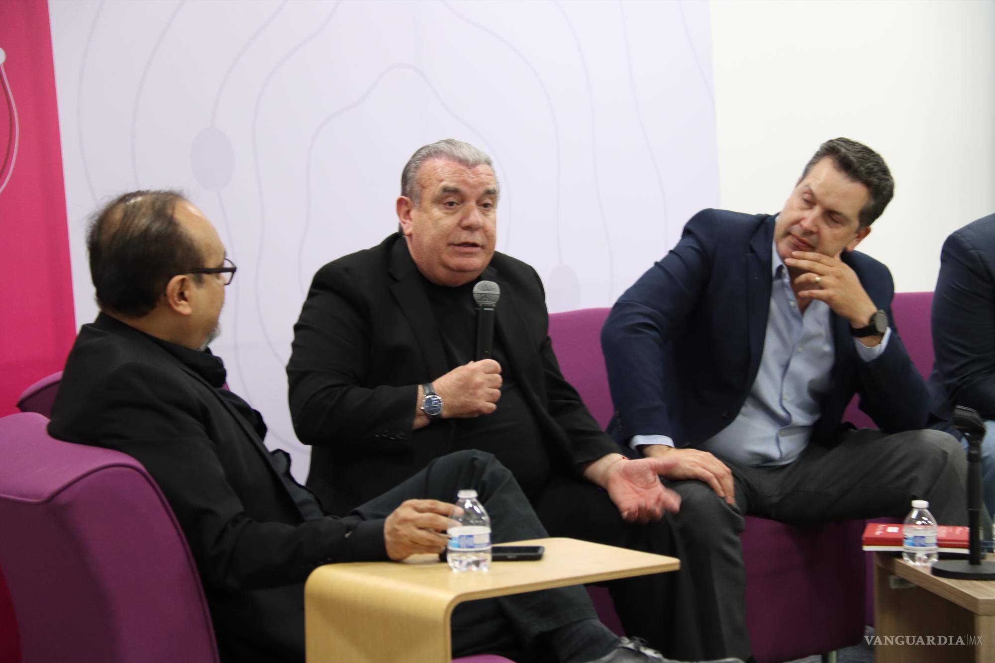 $!Ramón Alberto Garza estuvo presente en la FILC2023, en la presentación del libro del periodista Ricardo Mendoza. En la imagen, aparece al lado del autor y el director general de VANGUARDIA, Armando Castilla.