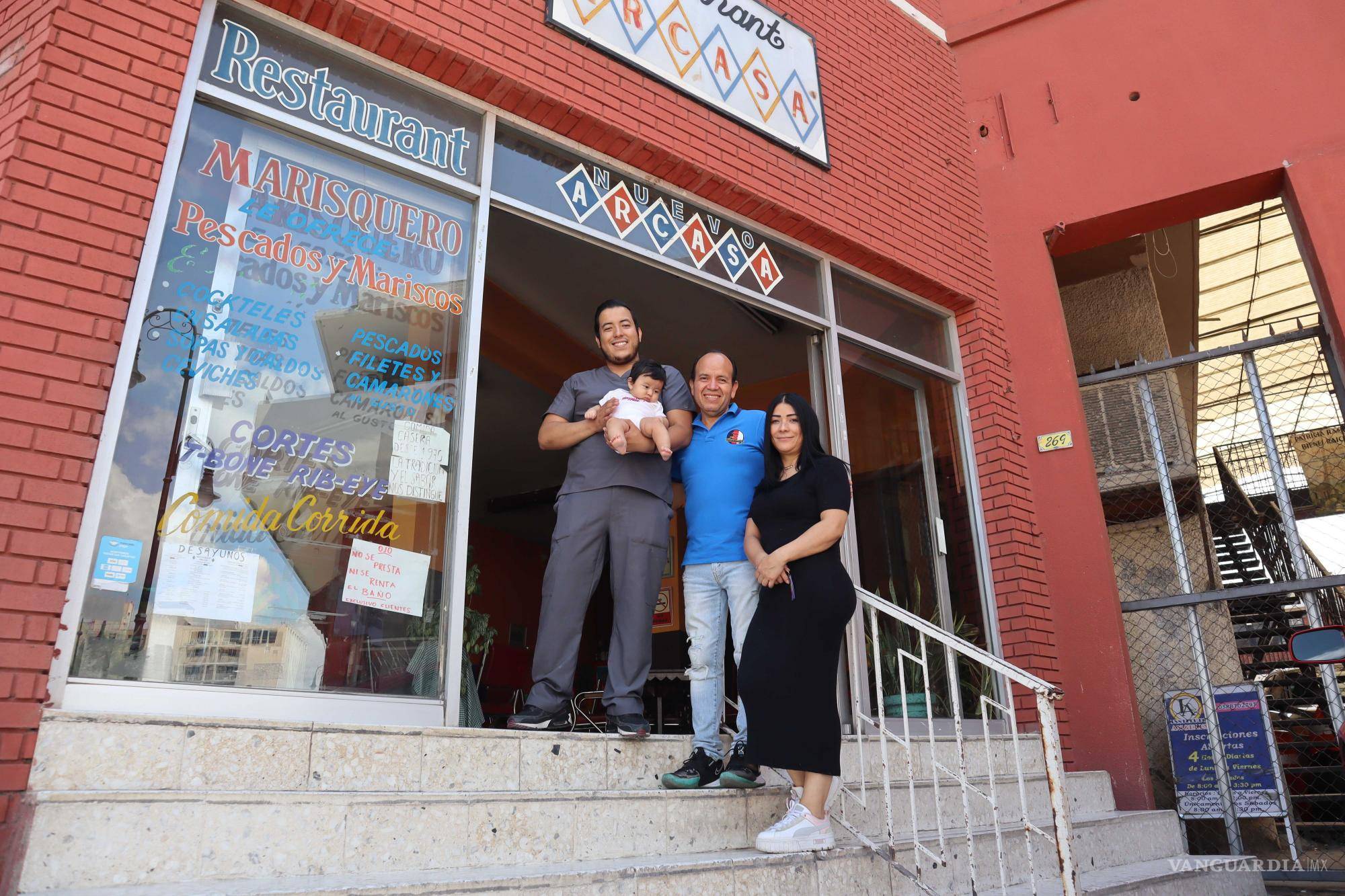 $!La esposa de Manuel, Karla Dávila Martínez, es quien trabaja principalmente en la cocina.