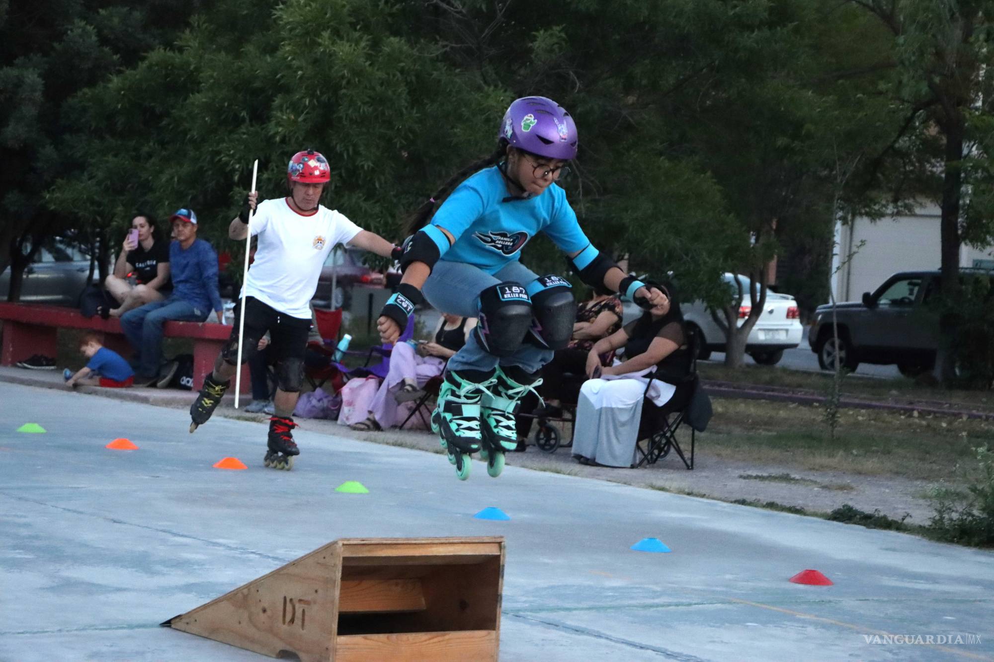 $!Niños y adultos participan en actividades de Slalom, salto, velocidad, skate cross y downhill, aprendiendo nuevas técnicas sobre patines.