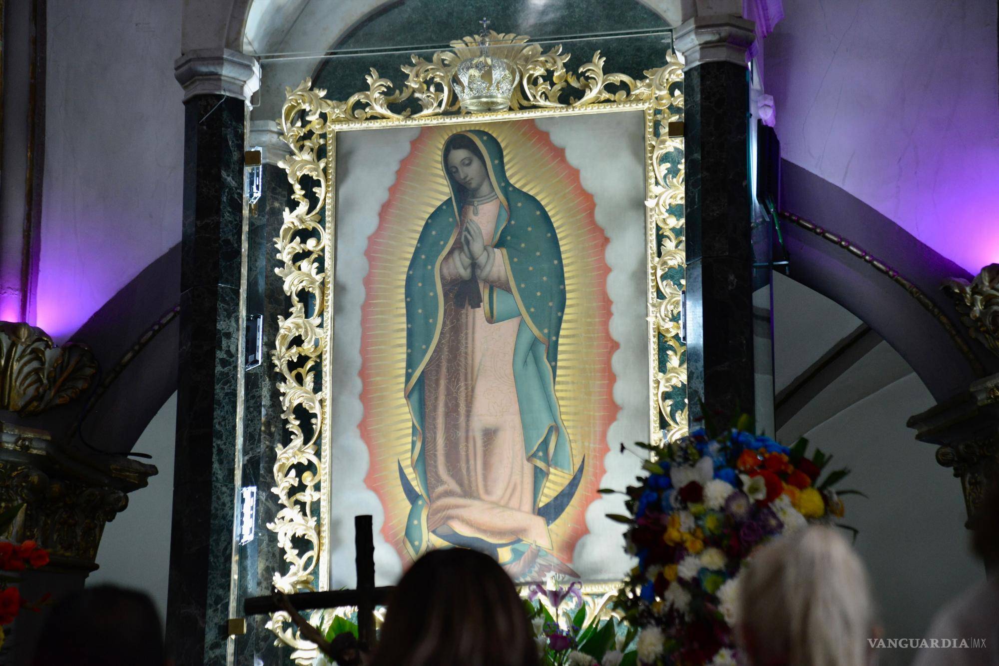 $!Entre rezos y cánticos, los saltillenses festejan a la Virgen de Guadalupe.