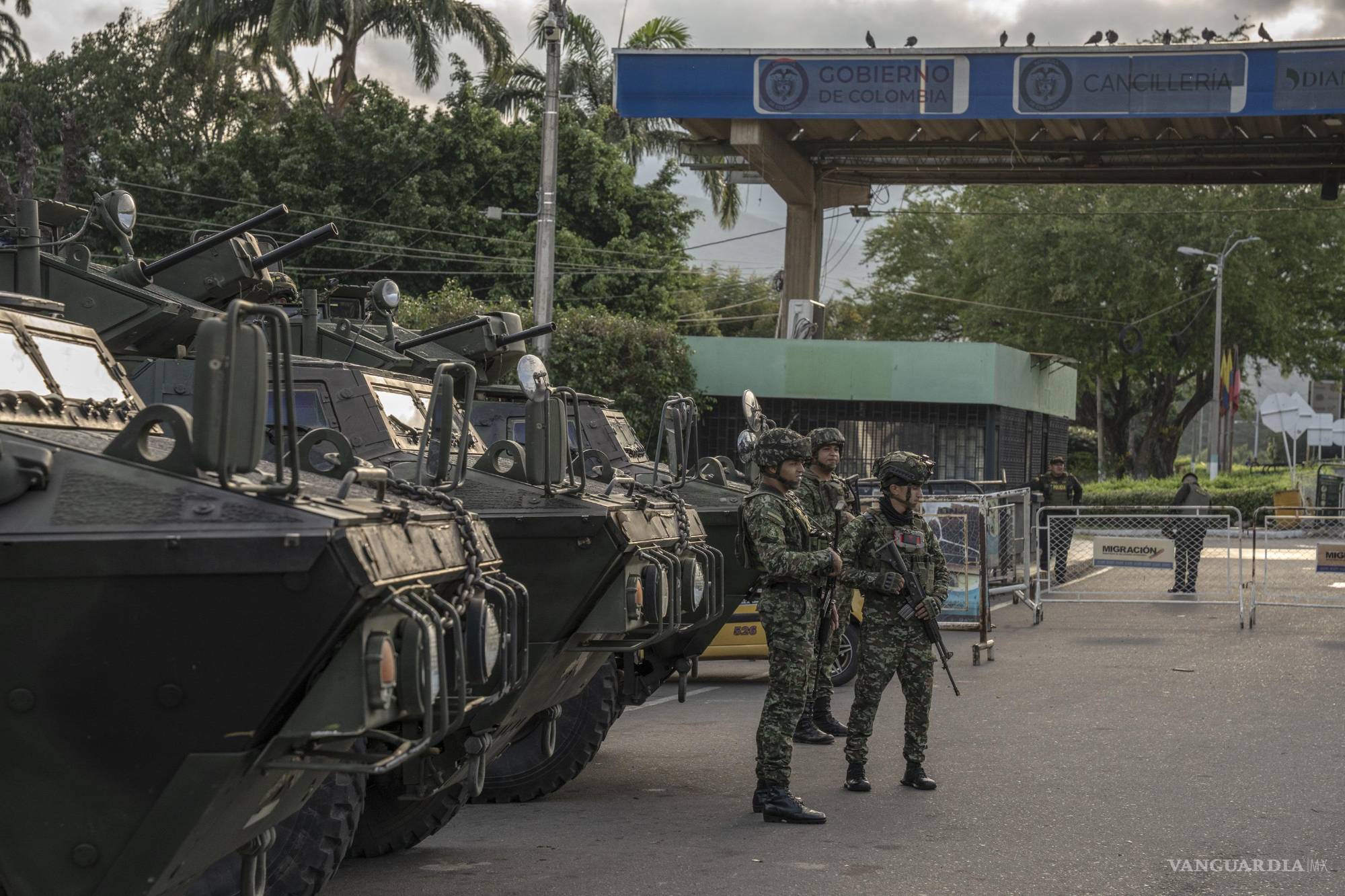 $!Presencia de vehículos blindados y tropas en la frontera entre Colombia y Venezuela ante el incremento de la tensión regional tras la incursión estadounidense.
