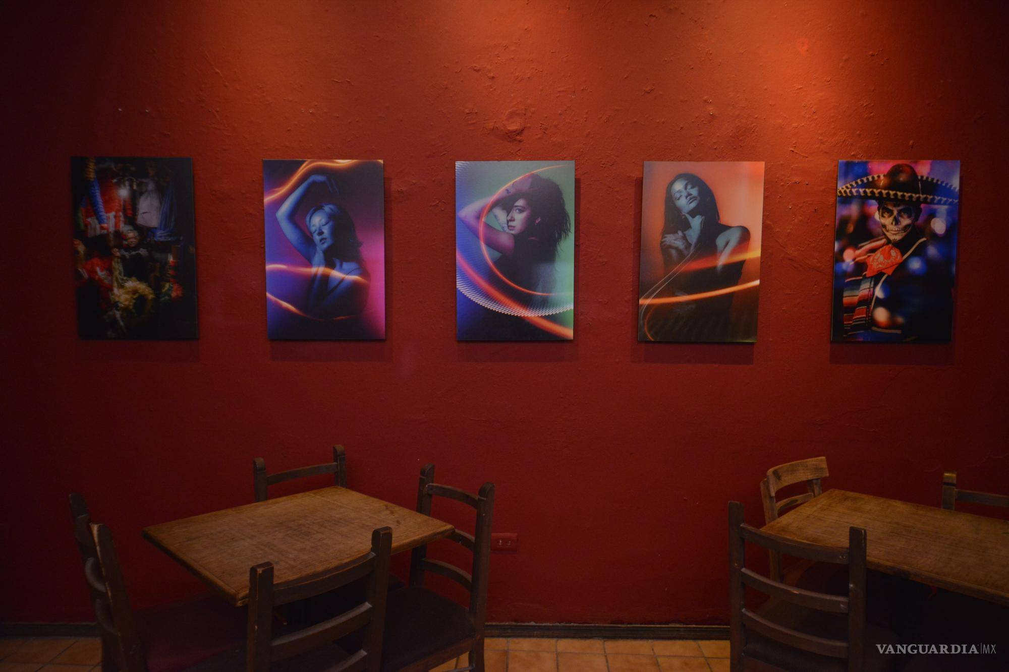 $!El fotógrafo también realiza pieza de larga exposición con trazos de luz.