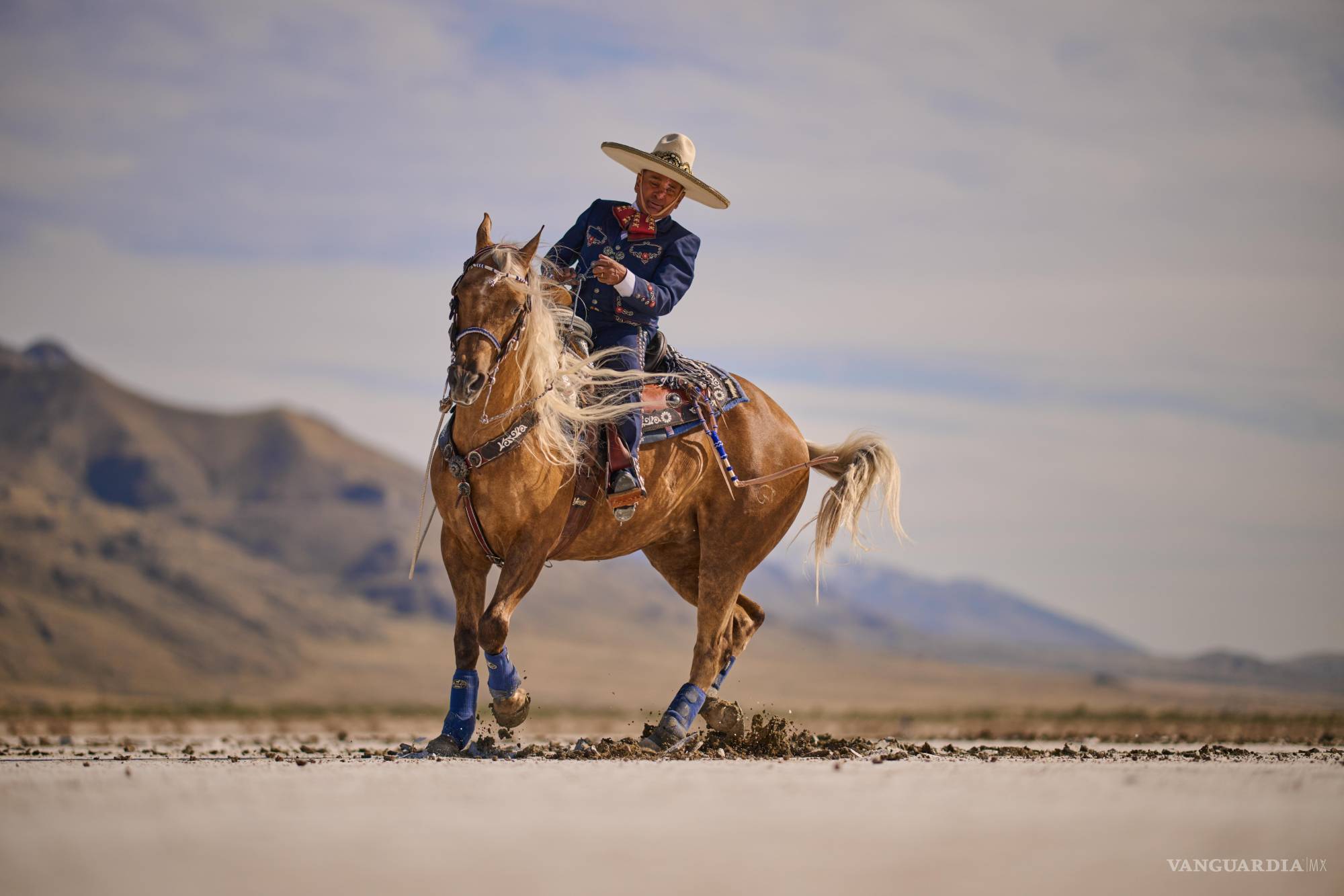 $!Tomás Garcilazo, charro mexicano reconocido en el Salón de la Fama del Rodeo en Texas, monta a su caballo Vikingo en un paisaje desértico que evoca la fuerza y tradición de la charrería.