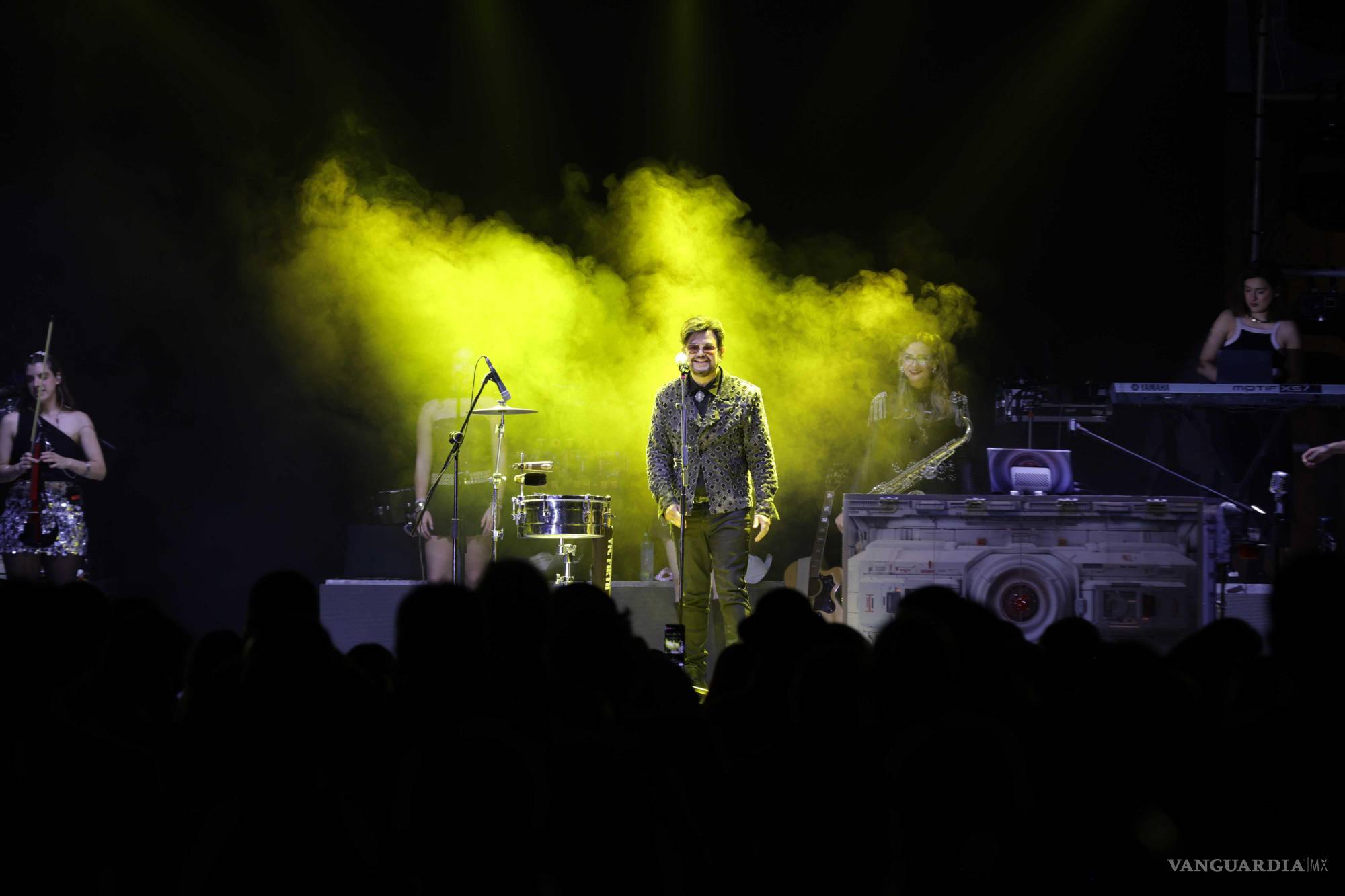 $!La noche resultó un éxito para los fanáticos de Syntek, con quienes celebró sus 35 años de carrera.