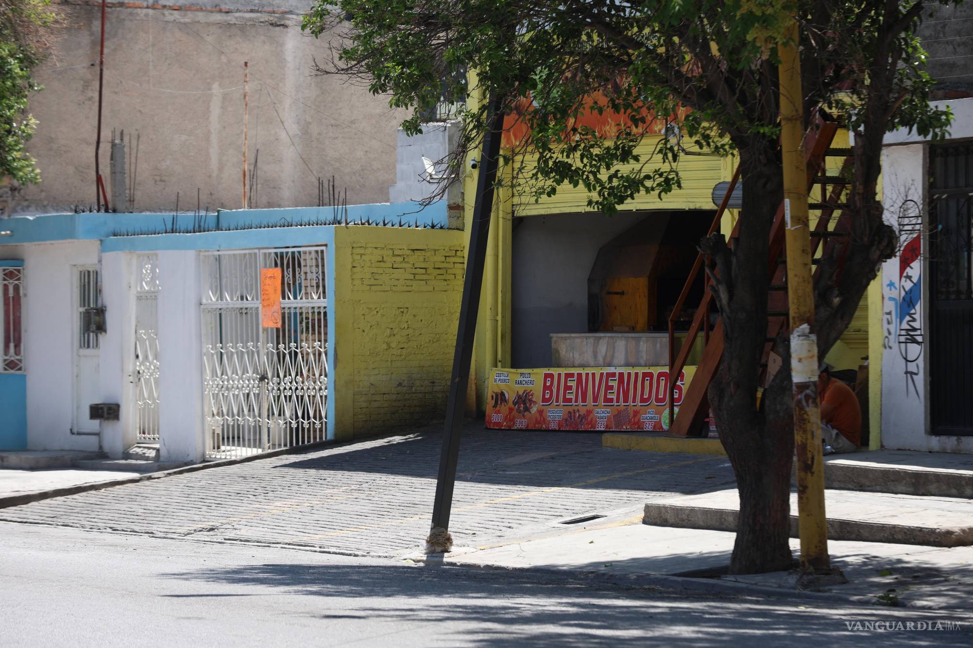 $!La falta de empatía se nota en el concreto: ahí donde debería haber paso, a veces ni siquiera hay banqueta.