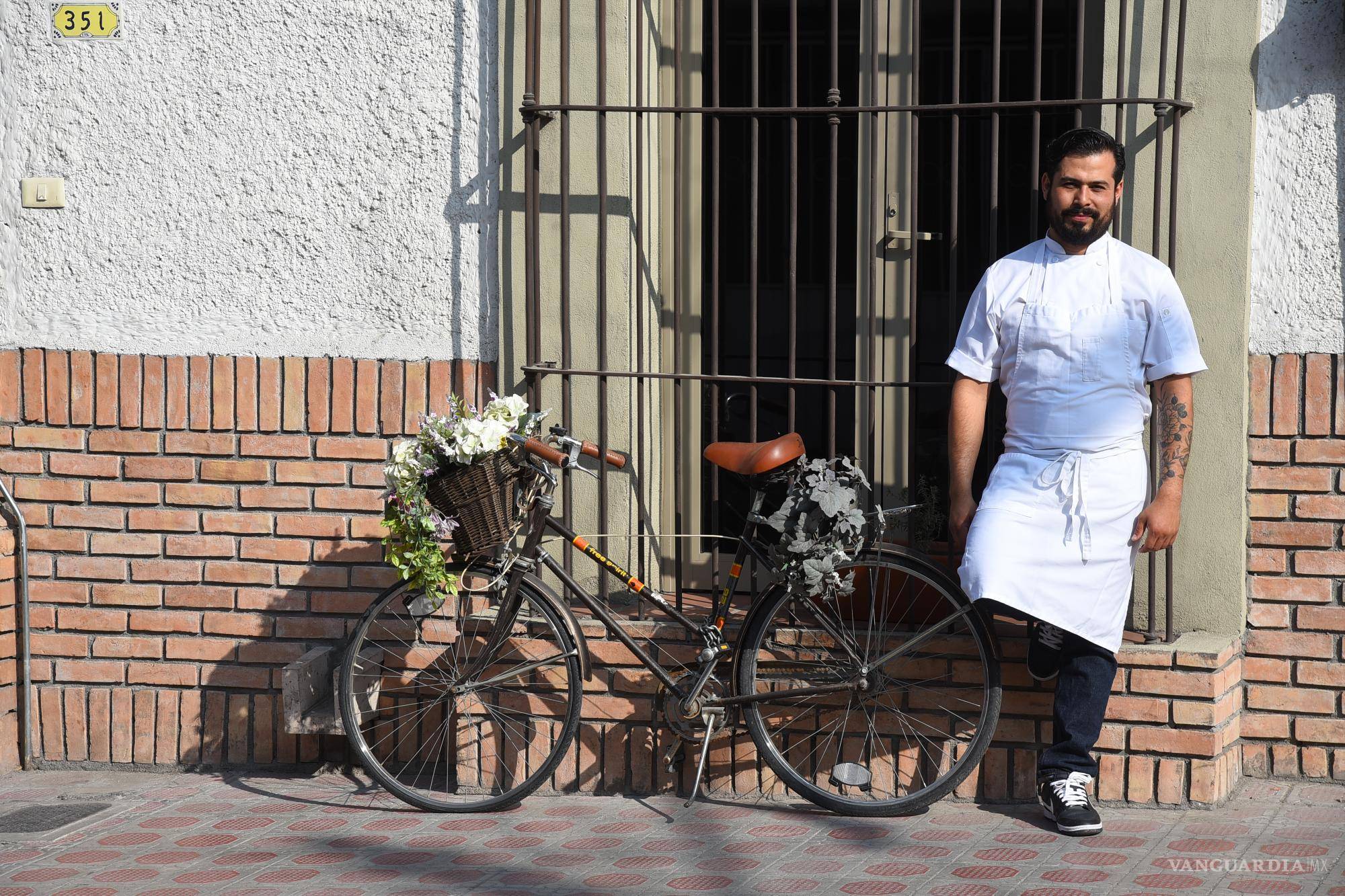 $!Hay bicicletas frente a sus tres ventanas. Una tiene flores, se desbordan de su cesta. Ahí está el corazón de Renan de Haro.