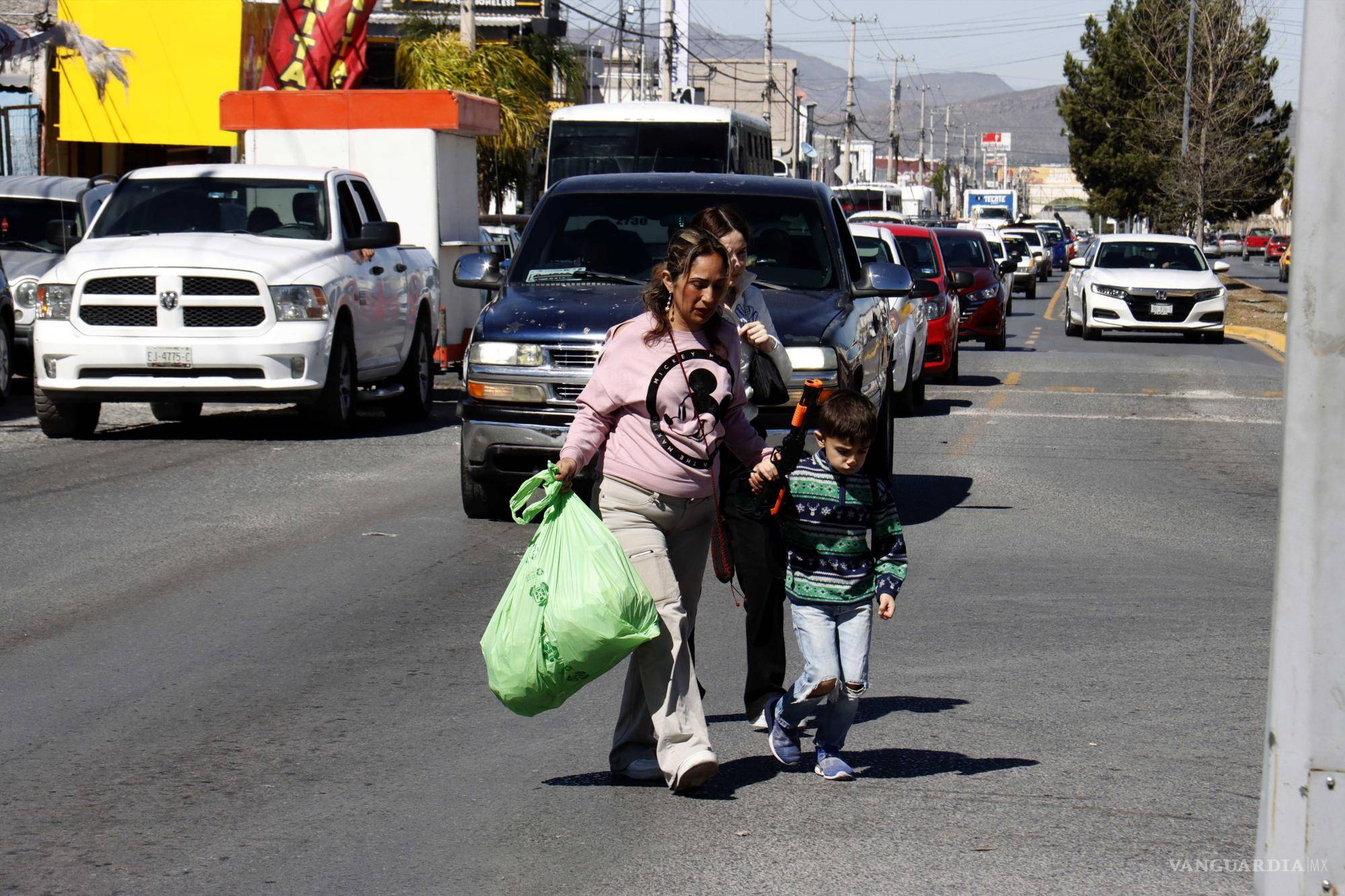 $!Usuarios describen complicaciones y largos tiempos de espera en el tráfico para abordar camiones en Ciudad Mirasierra.