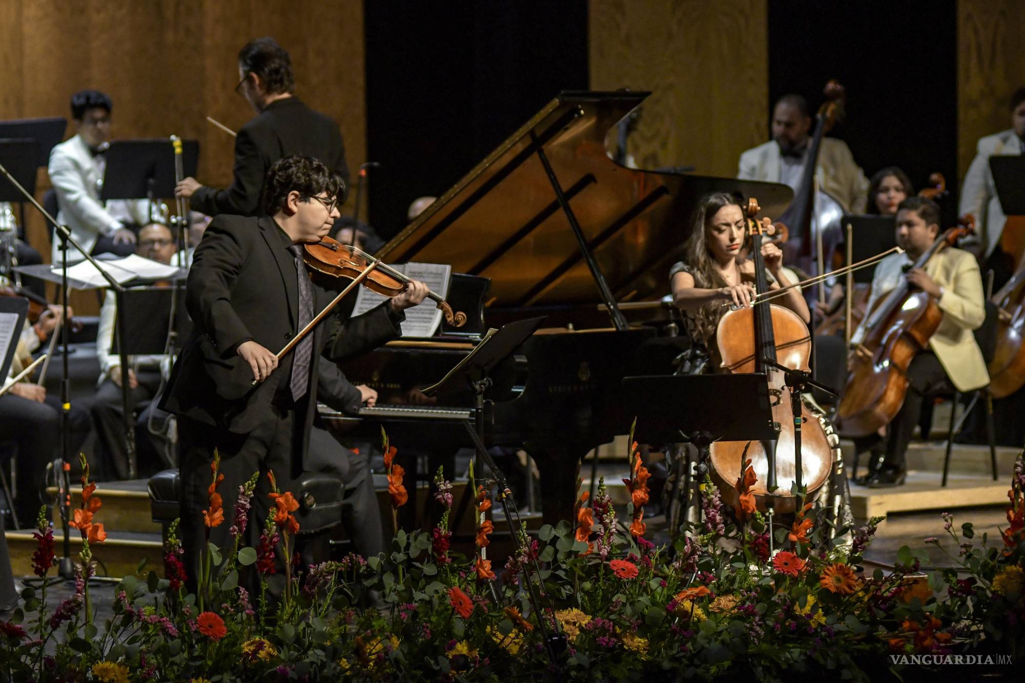 $!Concierto de la Orquesta Filarmónica del Desierto, Como México no hay tres, presentando a el Trio Siqueiros.