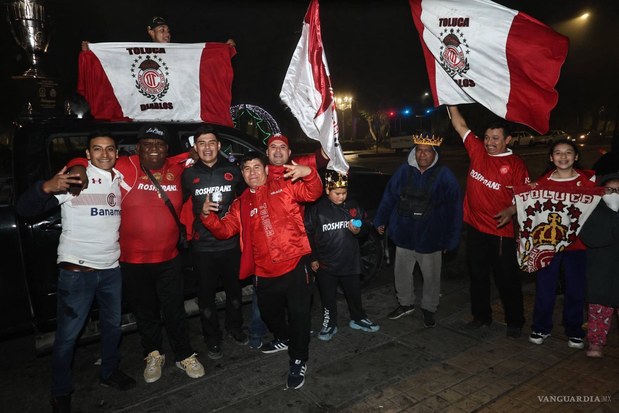 $!Con banderas y playeras rojas, los seguidores escarlatas abarrotaron calles cercanas al parque de la Alameda.