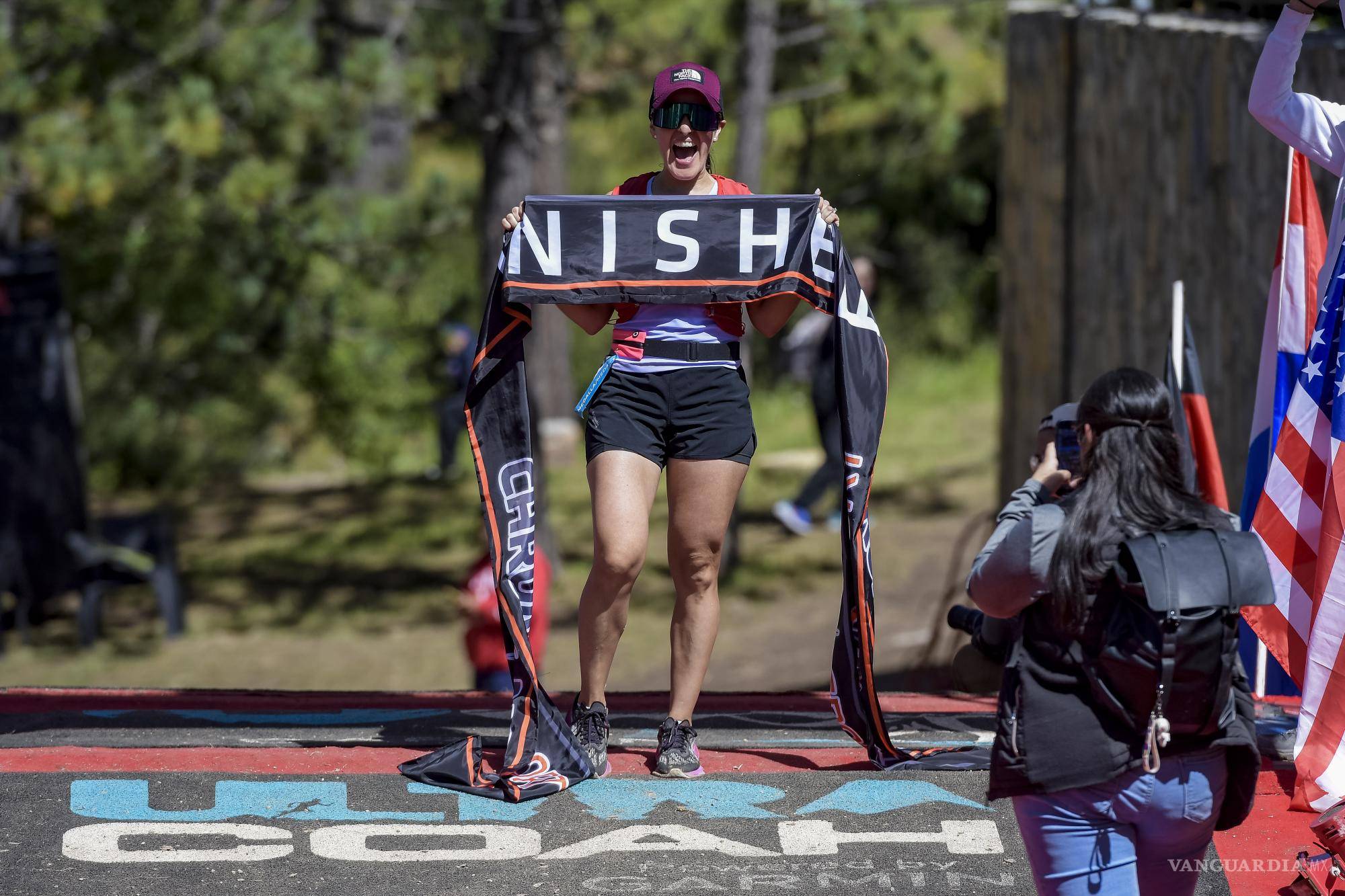 $!Astrid Cossio se muestra completamente feliz al llegar a la meta.