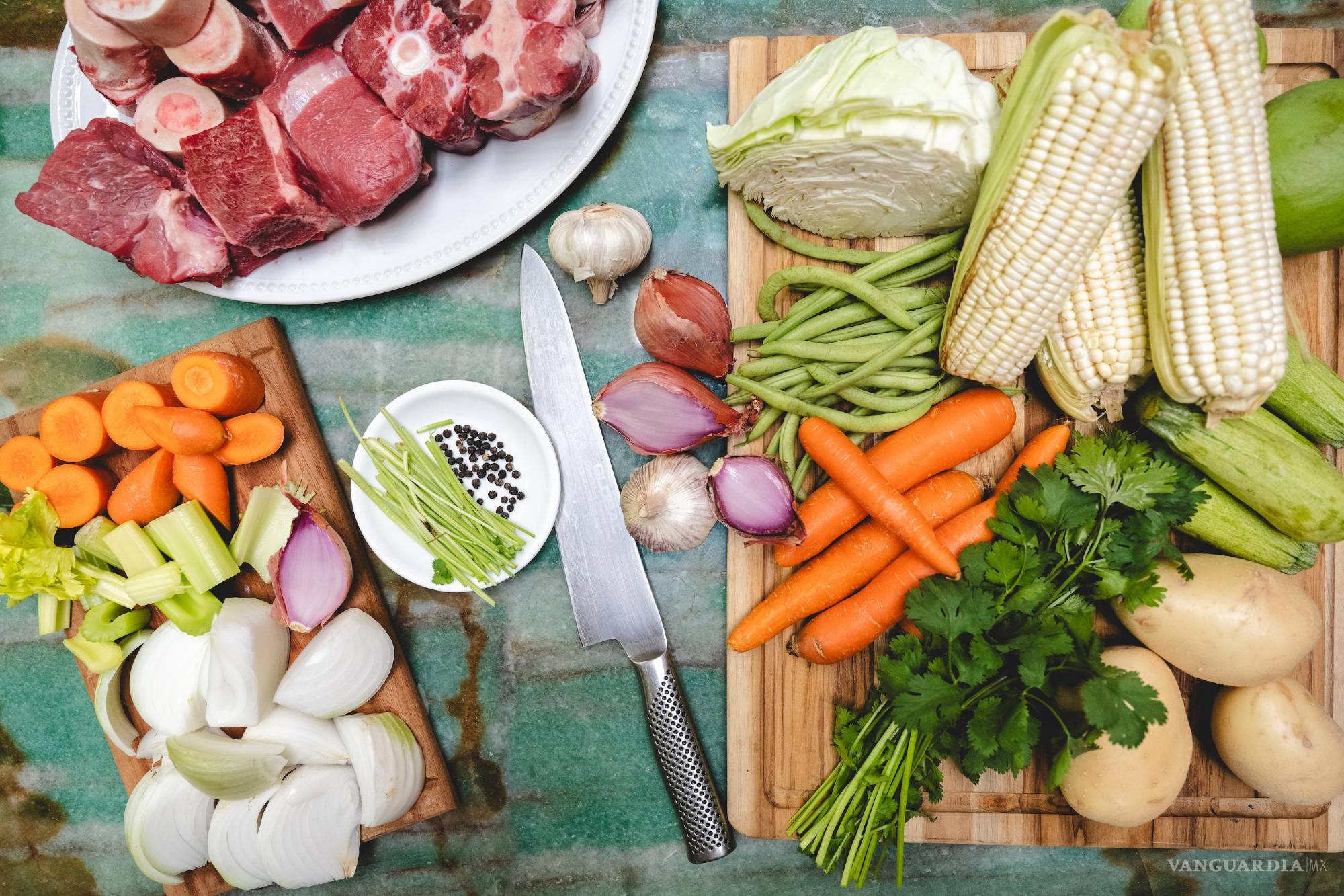 $!Sobre la barra, los ingredientes del puchero esperan su turno para transformarse en sabor.