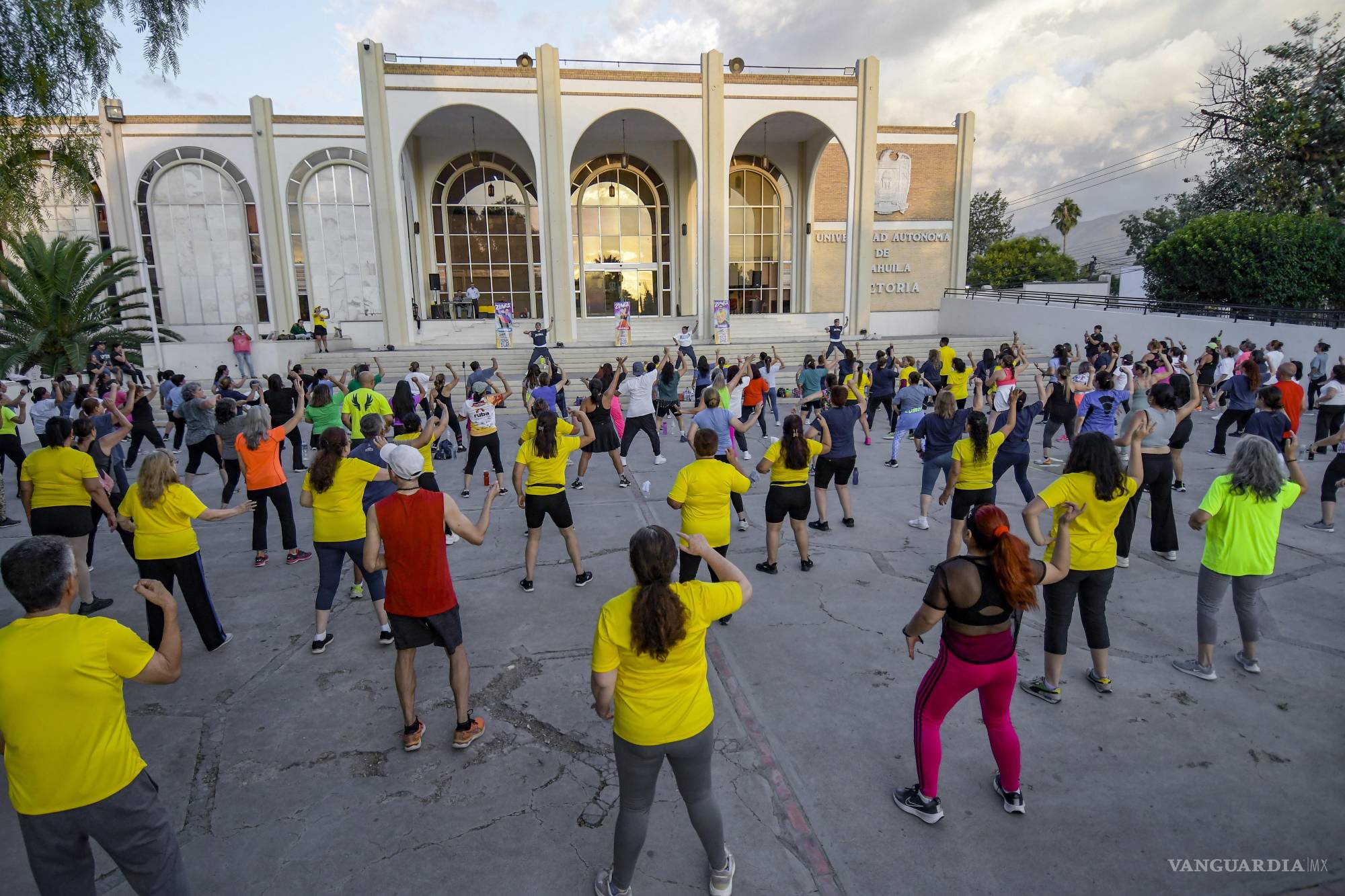 $!Aunque el calor arrecia, el deseo de sentirse mejor motiva a los participantes a llegar desde temprano y apartar su espacio.
