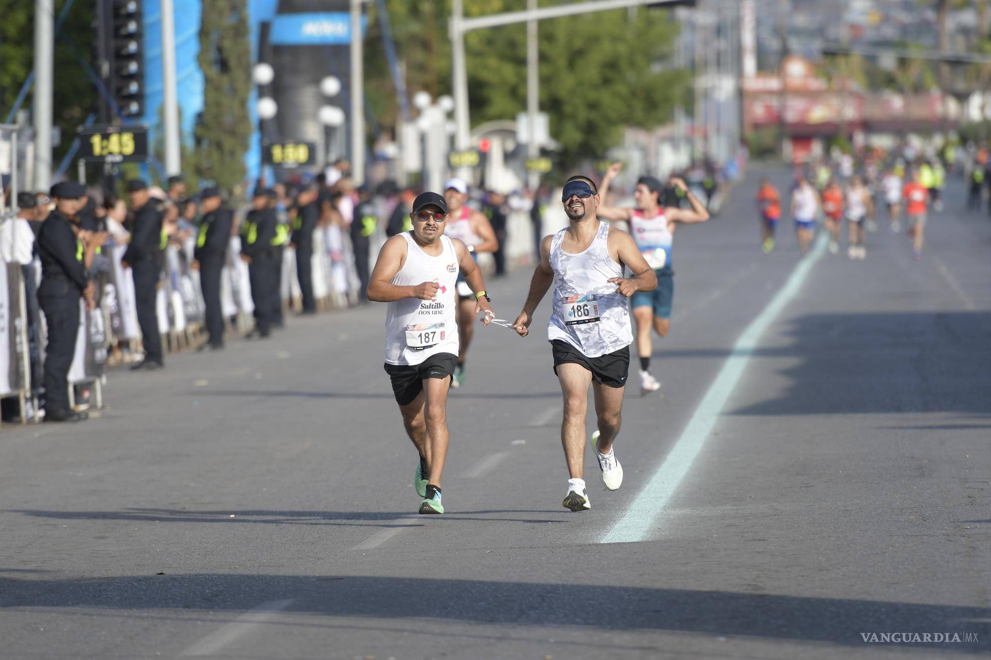 $!Corredores de la categoría “débiles visuales” durante la carrera.