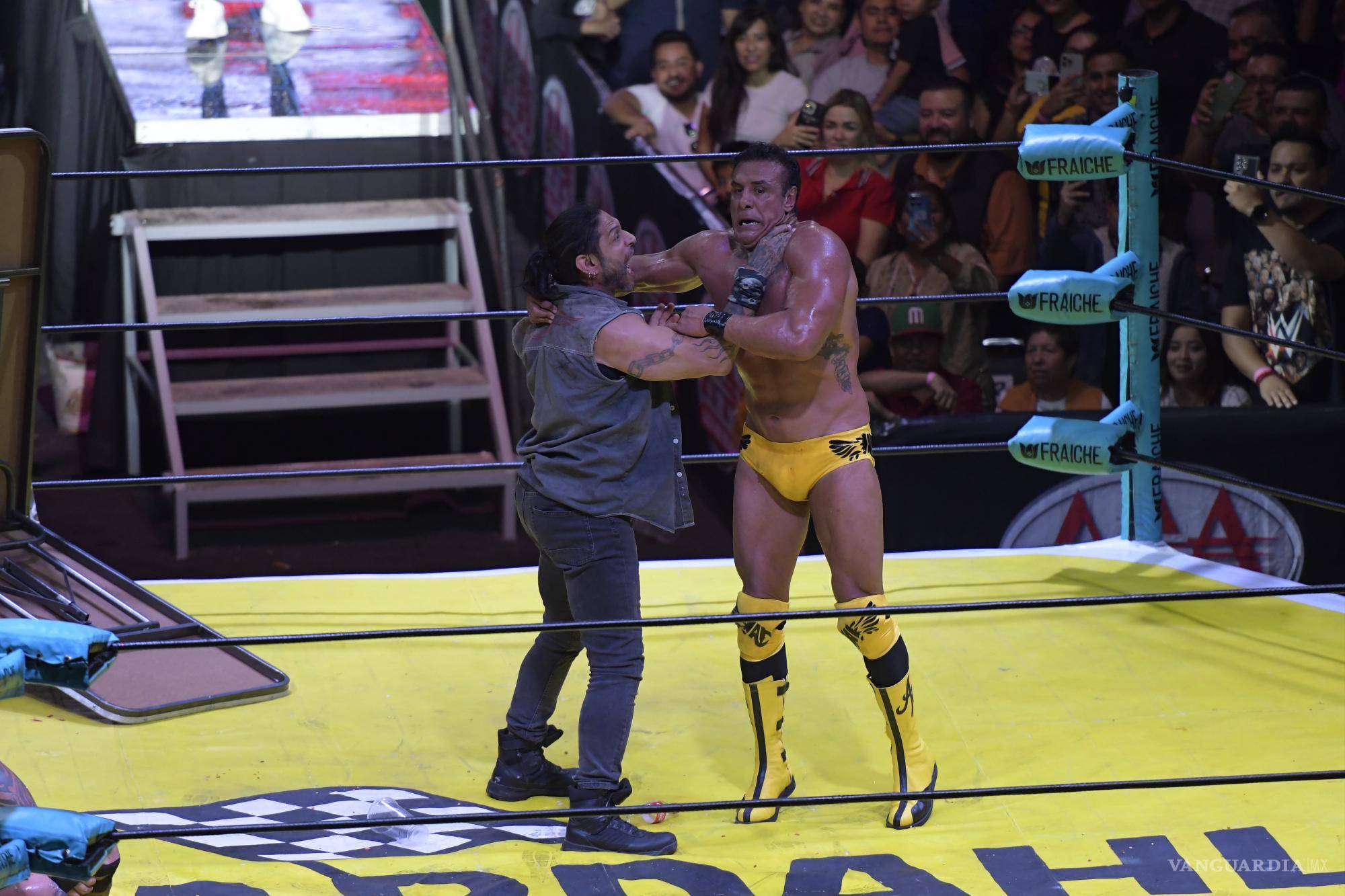 $!Cibernético sorprendió a todos al atacar a Alberto del Río y dejarlo tendido, posando con el Megacampeonato en un final inesperado.