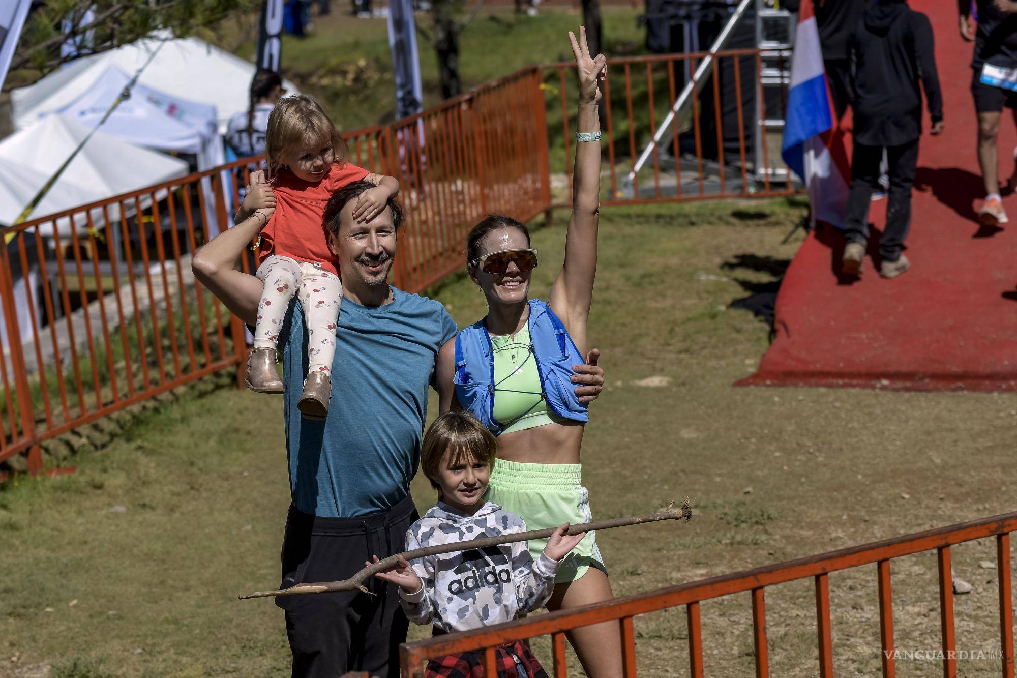 $!Familias enteras cruzaron la meta como un mensaje de superación.