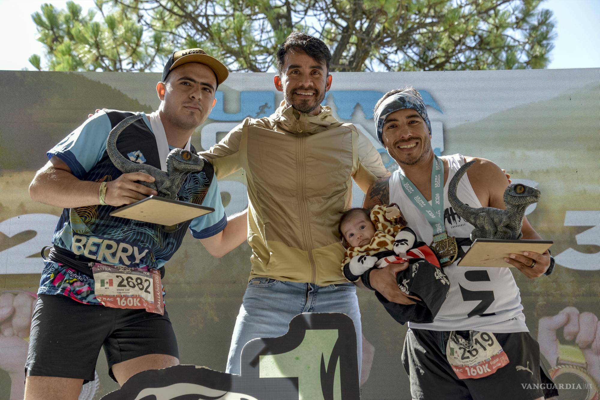 $!Luis Urbina, también de Ciudad de México, ganó los 160K por tercera vez, celebrando la tradición y belleza de la competencia.