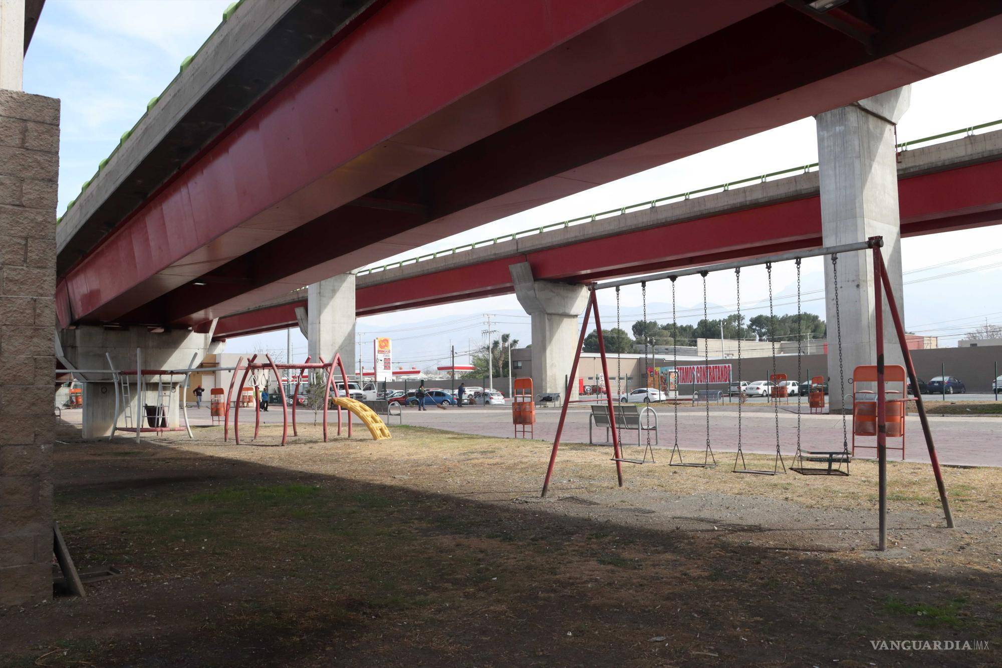 $!El parque lineal que se ubica debajo de las vialidades está cerrado en todas las puertas de sus dos tramos.