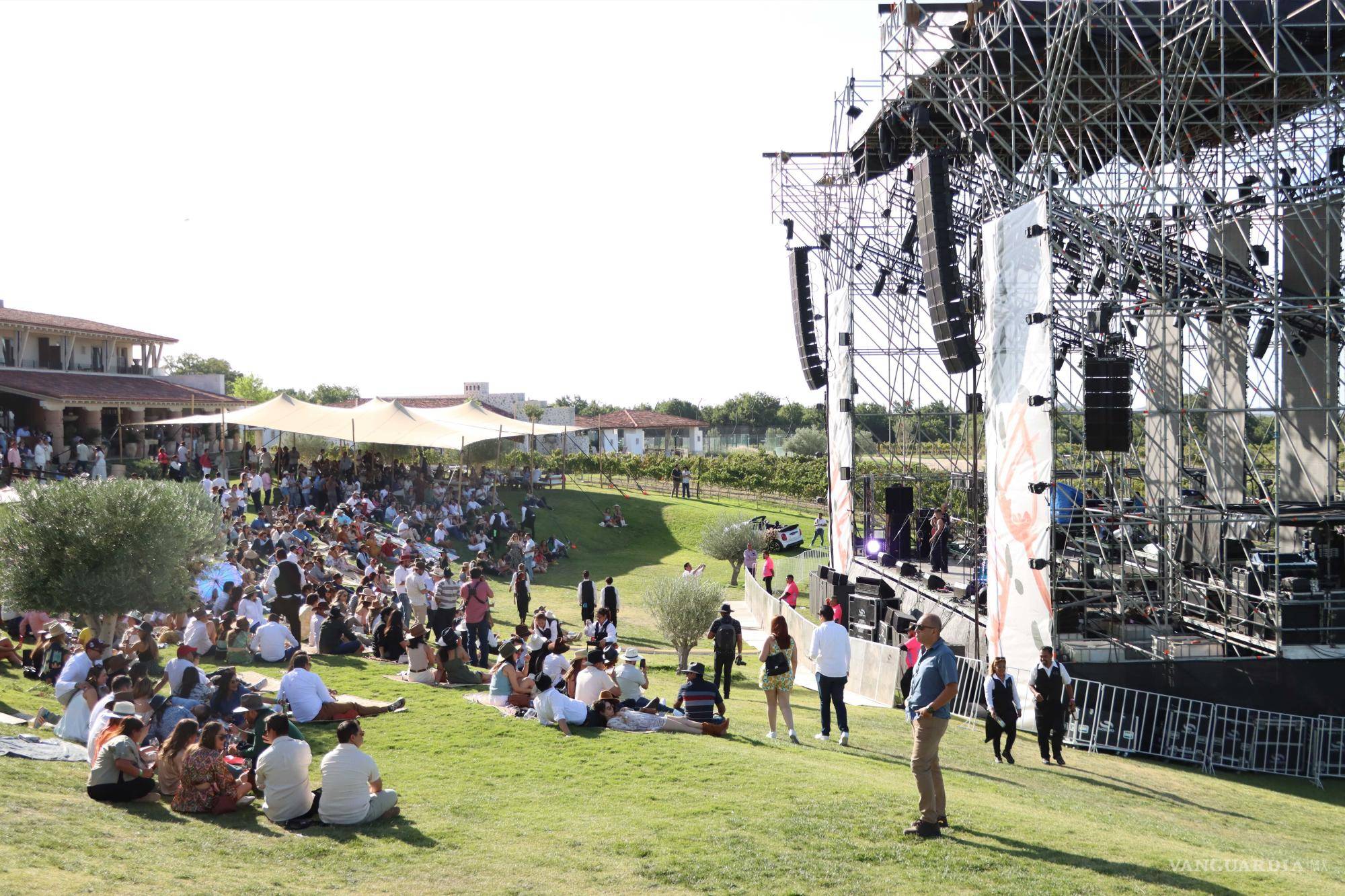 $!Decenas de personas asistieron al evento que combinaba la mejor gastronomía, vino y música.