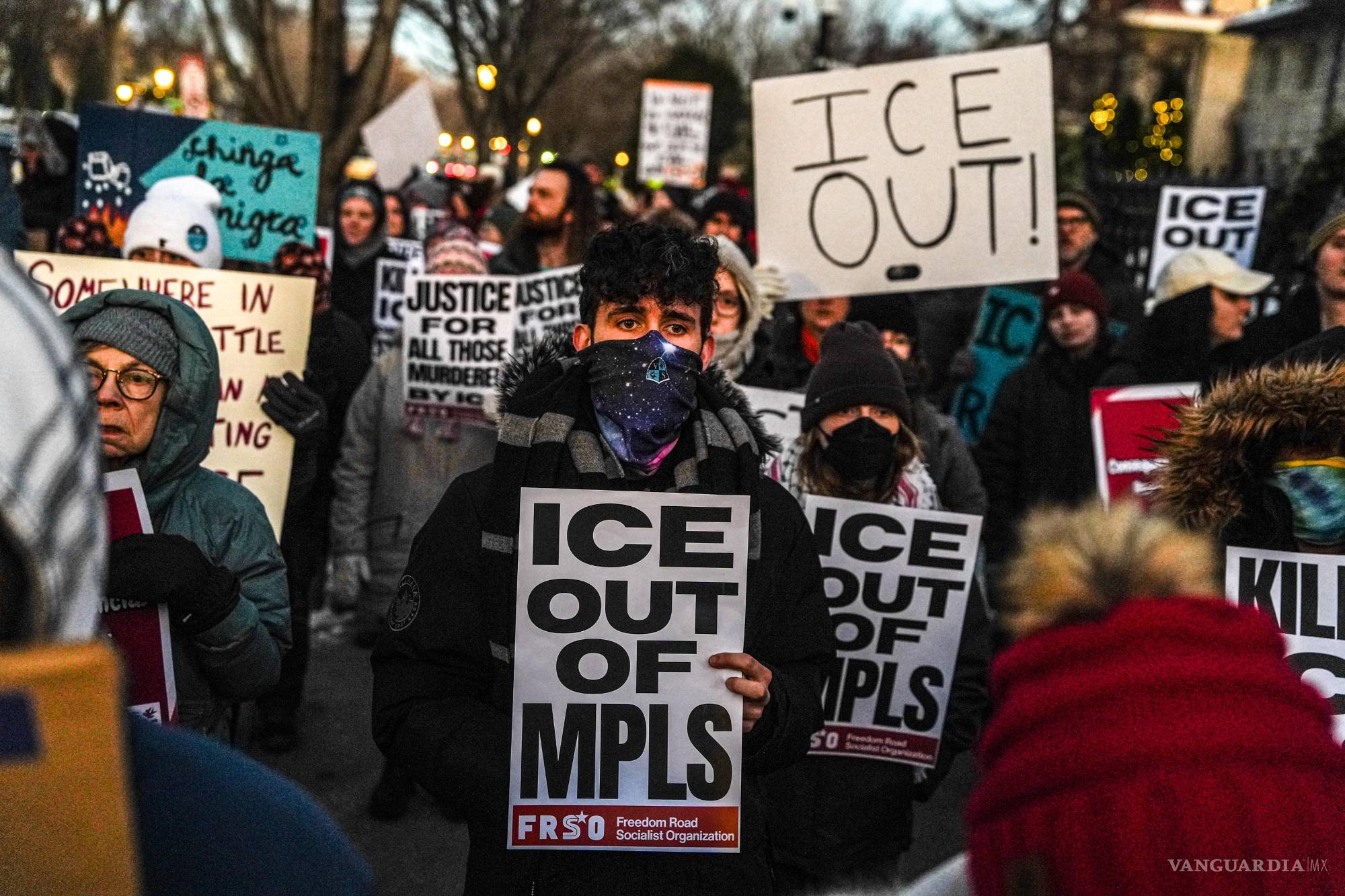 $!Personas participan en una protesta contra el ICE frente a la Residencia del Gobernador, el viernes 6 de febrero de 2026, en St. Paul, Minnesota.