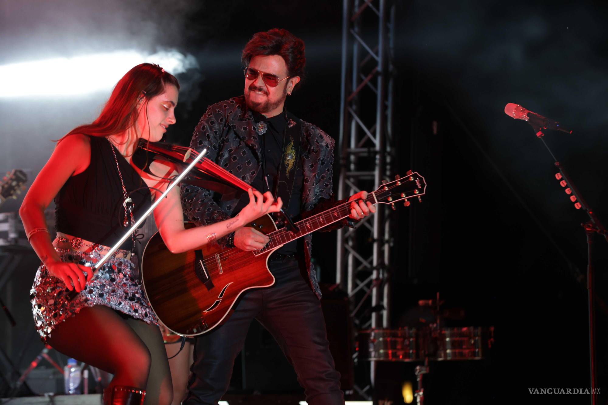 $!Alex Syntek celebró 35 años de trayectoria con un emotivo concierto en la Hacienda La Palmilla, donde los asistentes disfrutaron música, vino y gastronomía local.