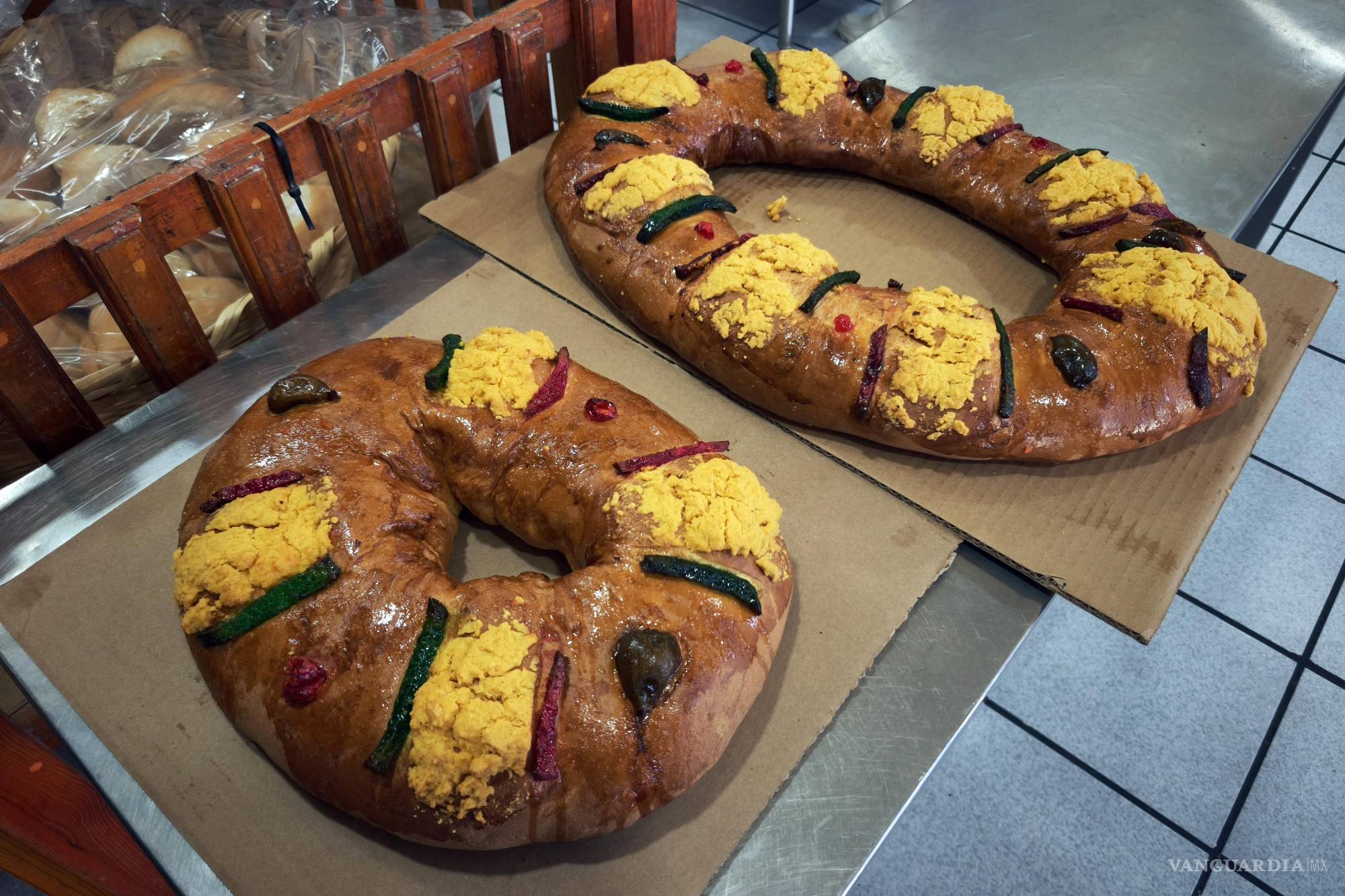 $!Panaderías tradicionales de Saltillo compiten con grandes cadenas comerciales por la preferencia de clientes durante la temporada de Rosca de Reyes.