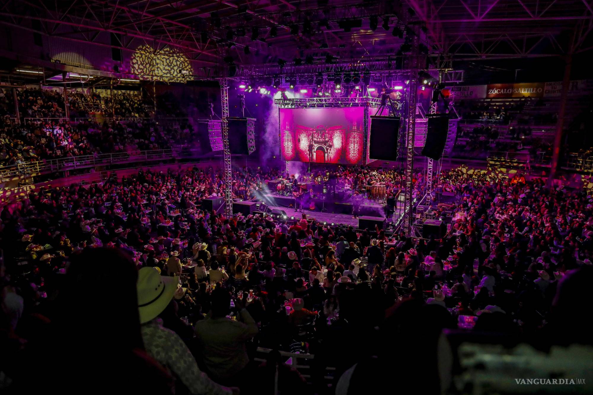 $!La Firma conquistó al público con un concierto a lleno total en el Lienzo Charro Enrique González.