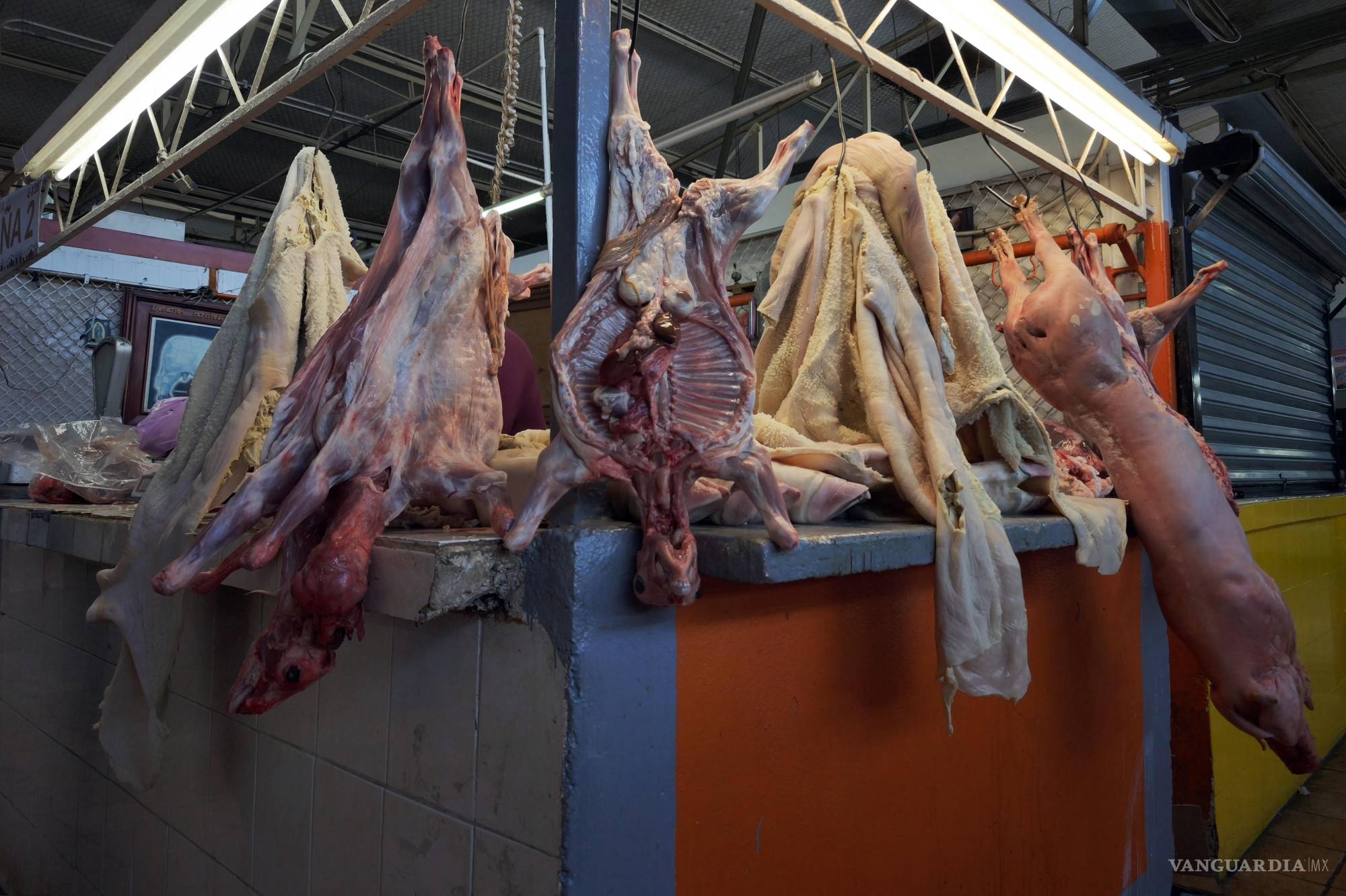 $!Compradores comenzaron a optar por cortes de res y cerdo ante la falta de pavo en algunos establecimientos.