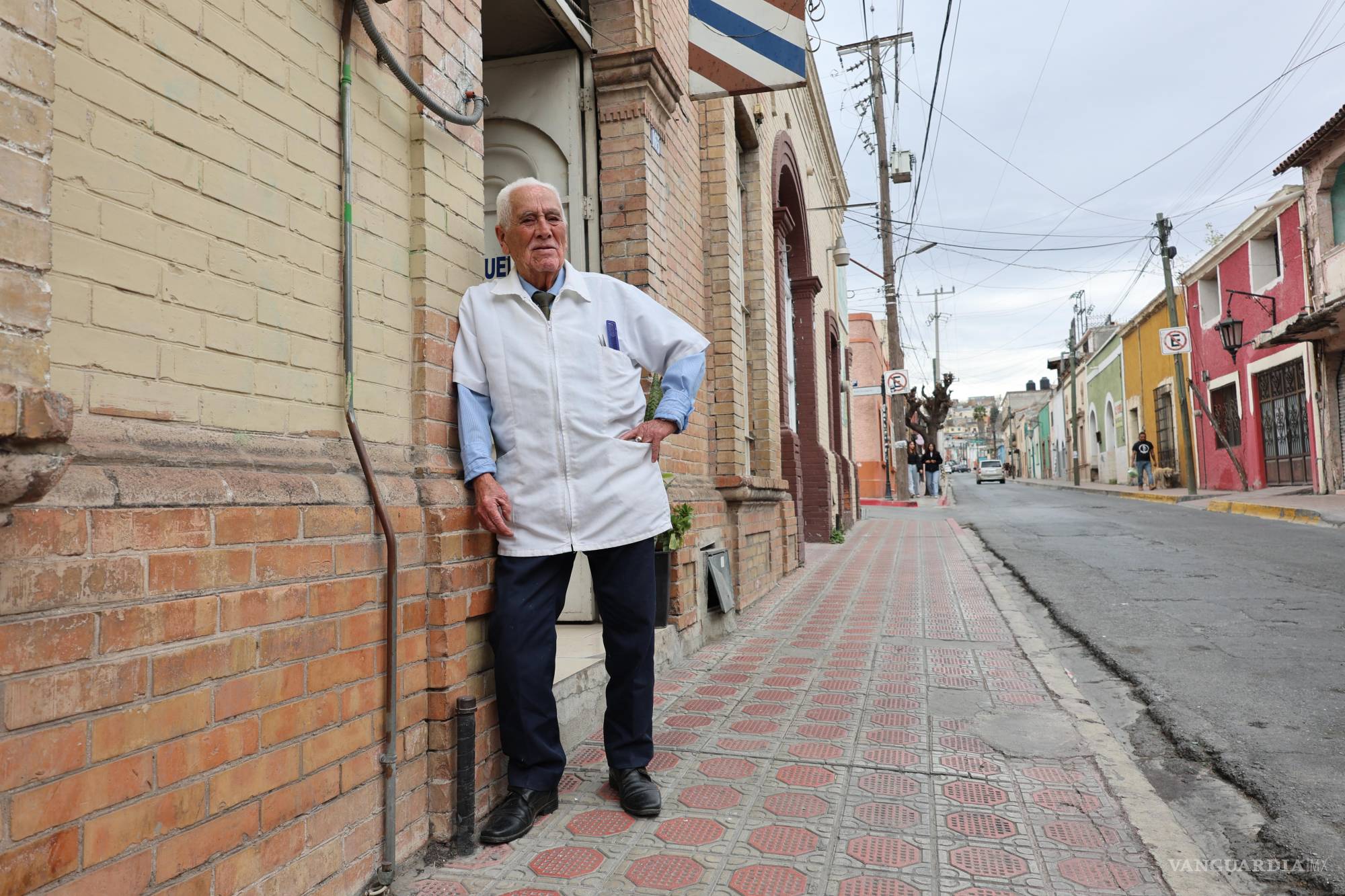 $!La barbería de don Fidel Luna, ubicada en el corazón de Saltillo, es un símbolo viviente de una tradición en extinción.