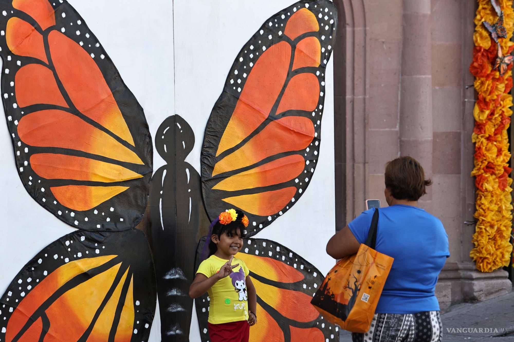 $!Familias y grupos de amigos participan activamente en el festival, tomando fotos y disfrutando de la programación cultural y artística.
