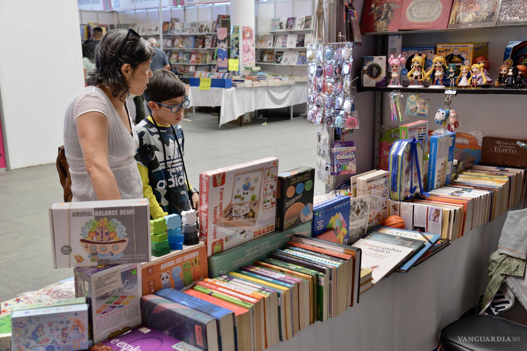 $!Los pasillos de la Feria del Libro se vieron menos concurridos que en años previos.