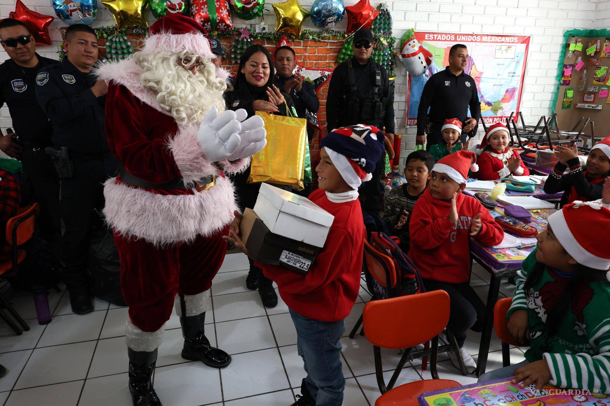 $!Santa Claus entregó personalmente los regalos a Juanito, quien vio con alegría que sus deseos escritos en la cartita, se hicieron realidad.