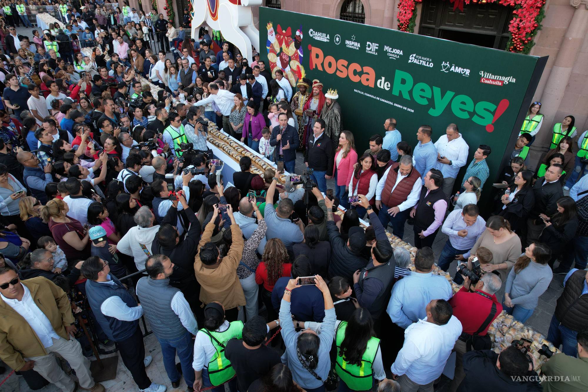 $!El gobernador Manolo Jiménez encabezó el reparto multitudinario de Rosca de Reyes en la Plaza de Armas de Saltillo.