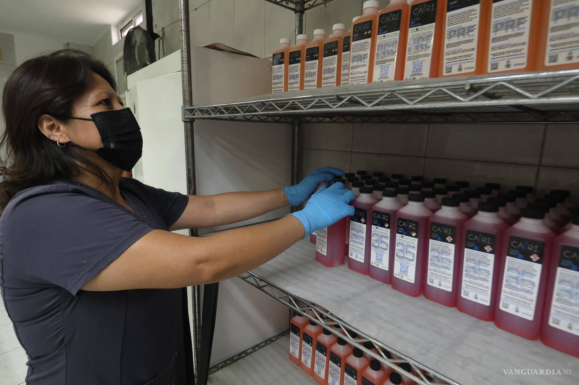 $!Mary acomoda los químicos que se utilizan para conservar los cuerpos: todos los frascos están medidos y listos para el procedimiento.