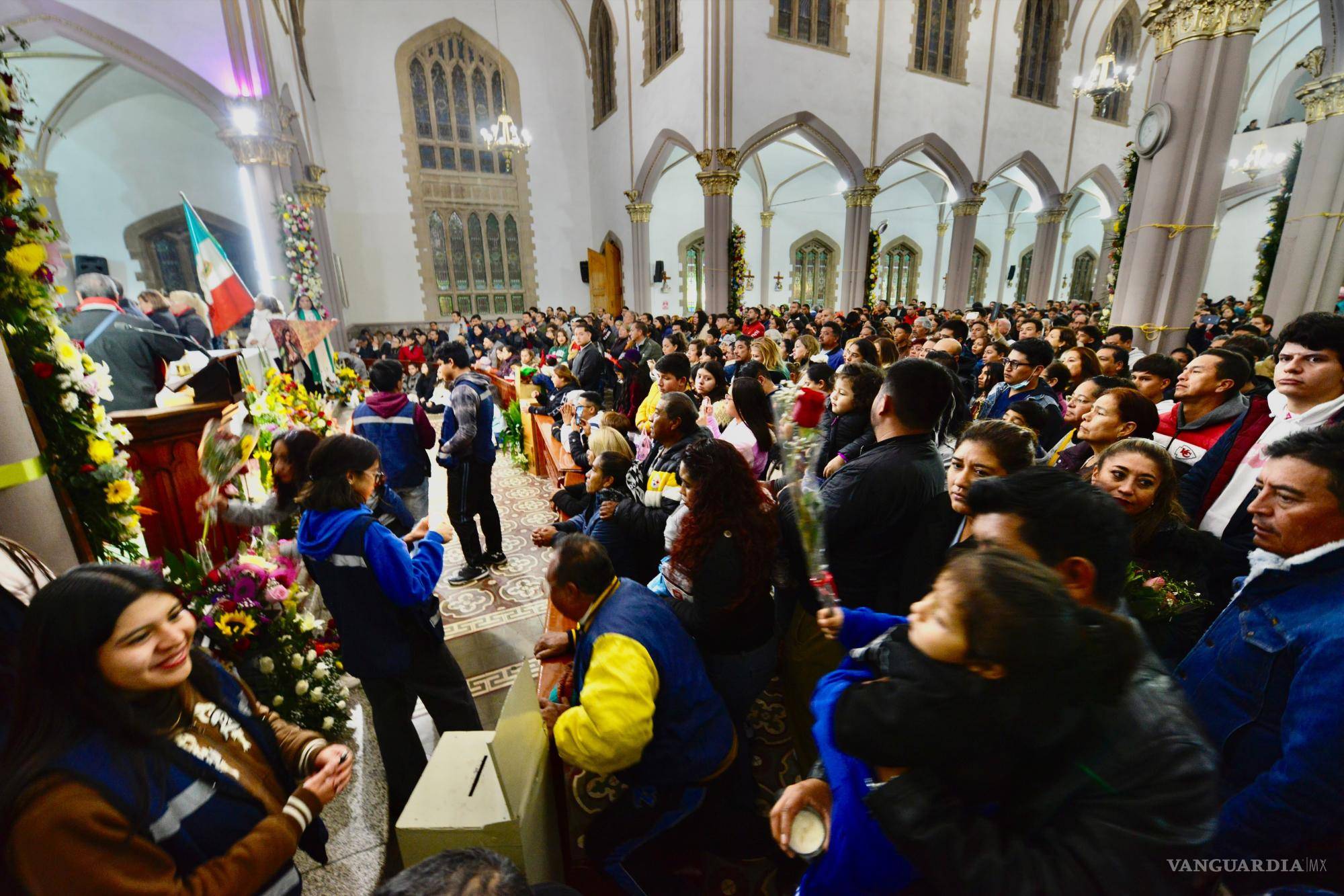 $!Devotos inundan el Santuario de Guadalupe con flores y velas en honor a la Virgen.