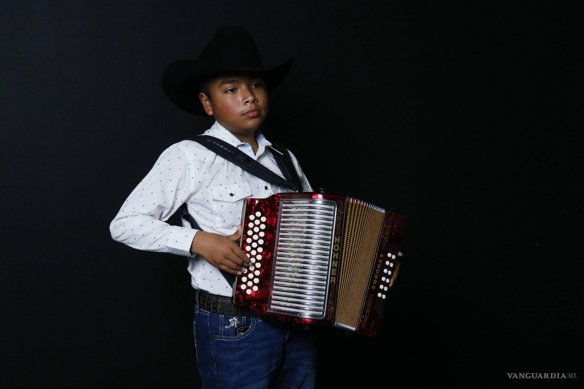 $!10 de diciembre del 2025 Para la sección VMas, nota del reportero @mmarines. Título: Edgar toco BPulido. Saltillo, Coahuila 10 diciembre. Fotos del niño Edgar que tocó el tema “Voy Desvelado”, en el concierto de Bobby Pulido, realizado en el Estadio Francisco I. Madero en Saltillo, Coahuila. Edgar tocó el tema “Voy Desvelado”, junto a Bobby Pulido.
