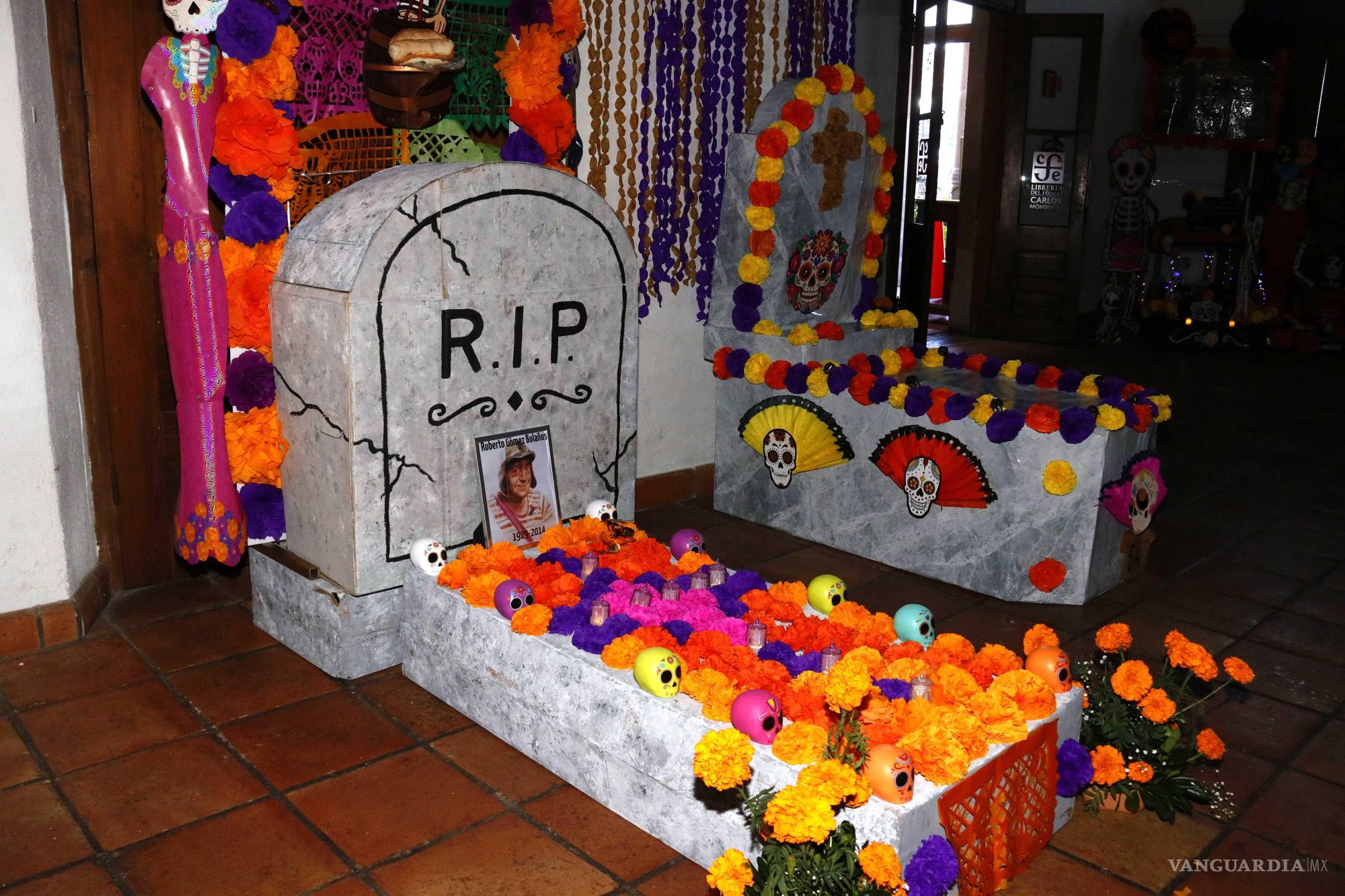 $!Altares llenos de color, papel picado y luces decoran el Centro Histórico de Saltillo, invitando a la ciudadanía a recorrerlos hasta el lunes.