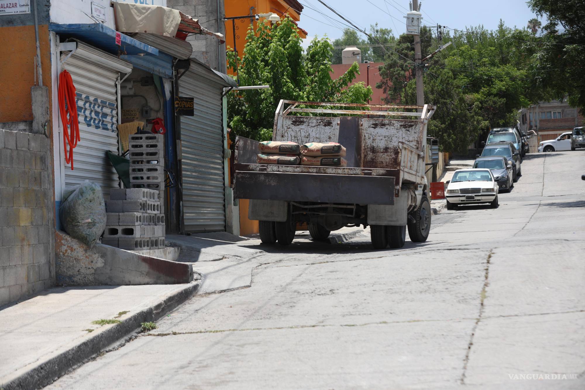 $!En Saltillo, el acceso vehicular invade el espacio destinado a los peatones.