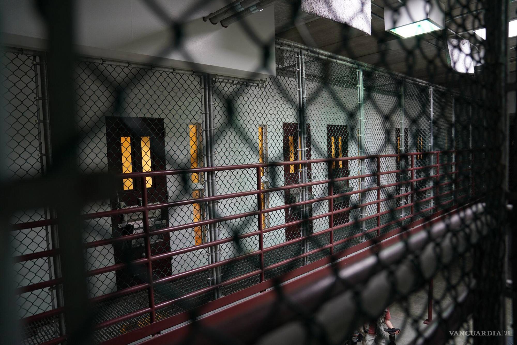 $!Interior del Campo 6, la prisión de máxima seguridad que anteriormente albergaba a sospechosos de terrorismo de Al Qaeda y donde recientemente fueron trasladados los migrantes cubanos debido a problemas de mantenimiento en otras áreas de la base.