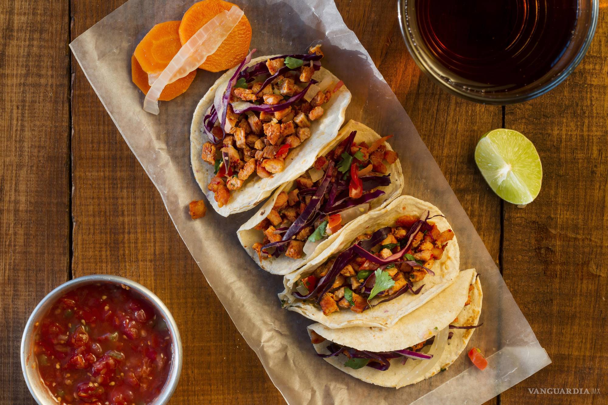 $!La bendición se recibe después, cuando el sacerdote se dirige a las taquerías y a cada familia taquera.