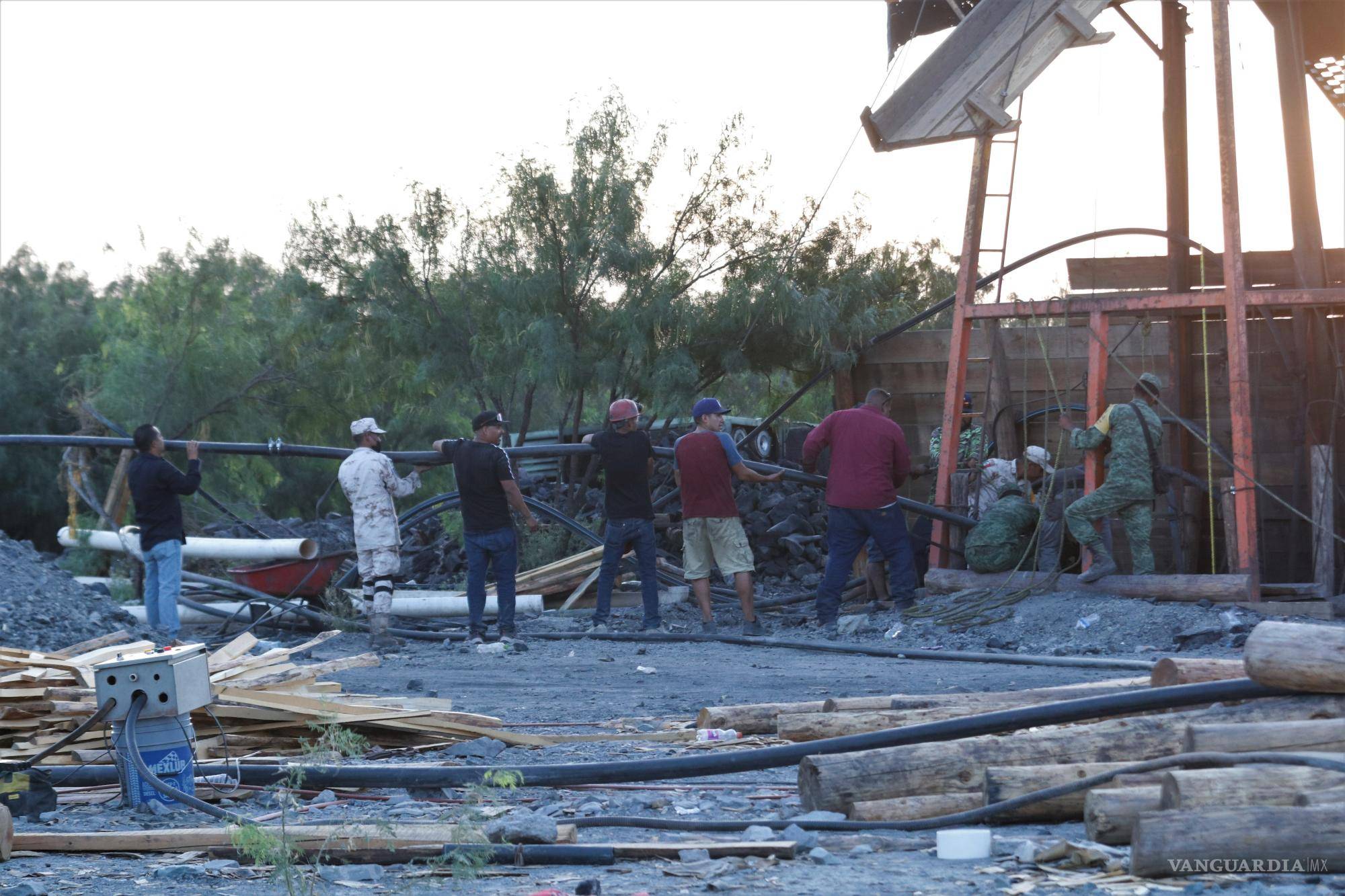 $!Aunque las autoridades rescataron a tres personas que quedaron atrapadas en el derrumbe de la mina de carbón en Sabinas, Coahuila, 10 de ellas permanecen en el interior.