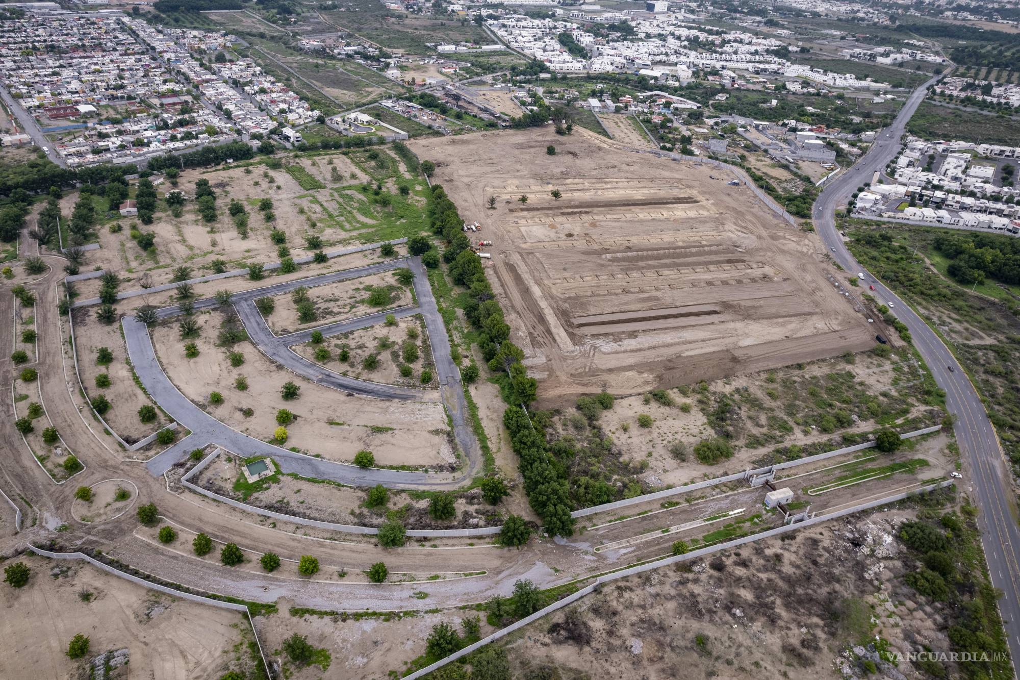 $!Vecinos de El Campanario aseguran que la construcción del fraccionamiento Rincón de los Encinos incrementó el escurrimiento pluvial hacia su colonia, agravando las inundaciones.